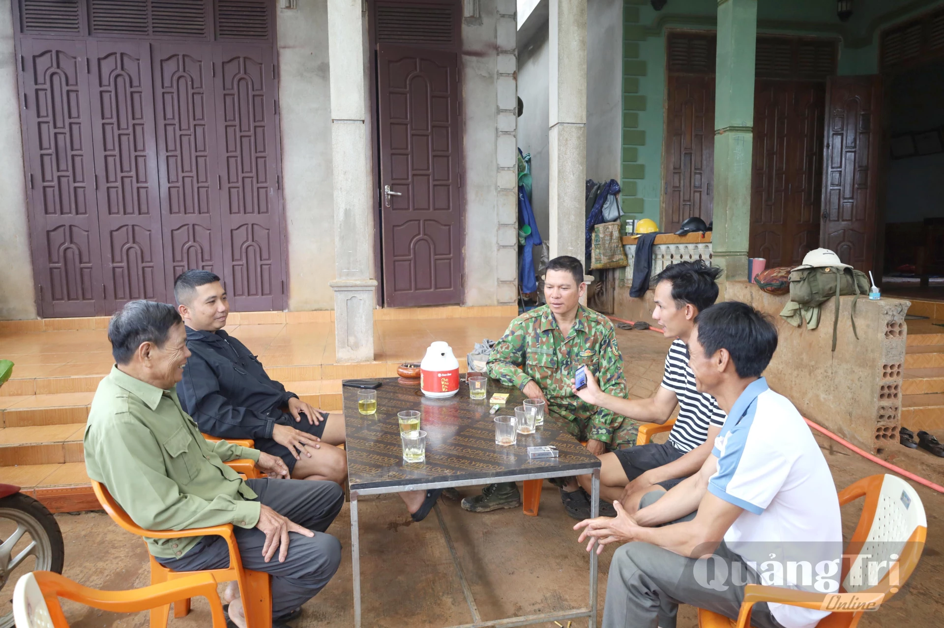 Mỗi lúc rảnh rỗi, những người gốc làng “kẻ biển” ở Ngư Thủy Nam lên định cư tại thôn Quyết Tâm, xã Khe Sanh thường tụ họp lại bàn chuyện mùa màng, chuyện biển - Ảnh V.Minh






 



