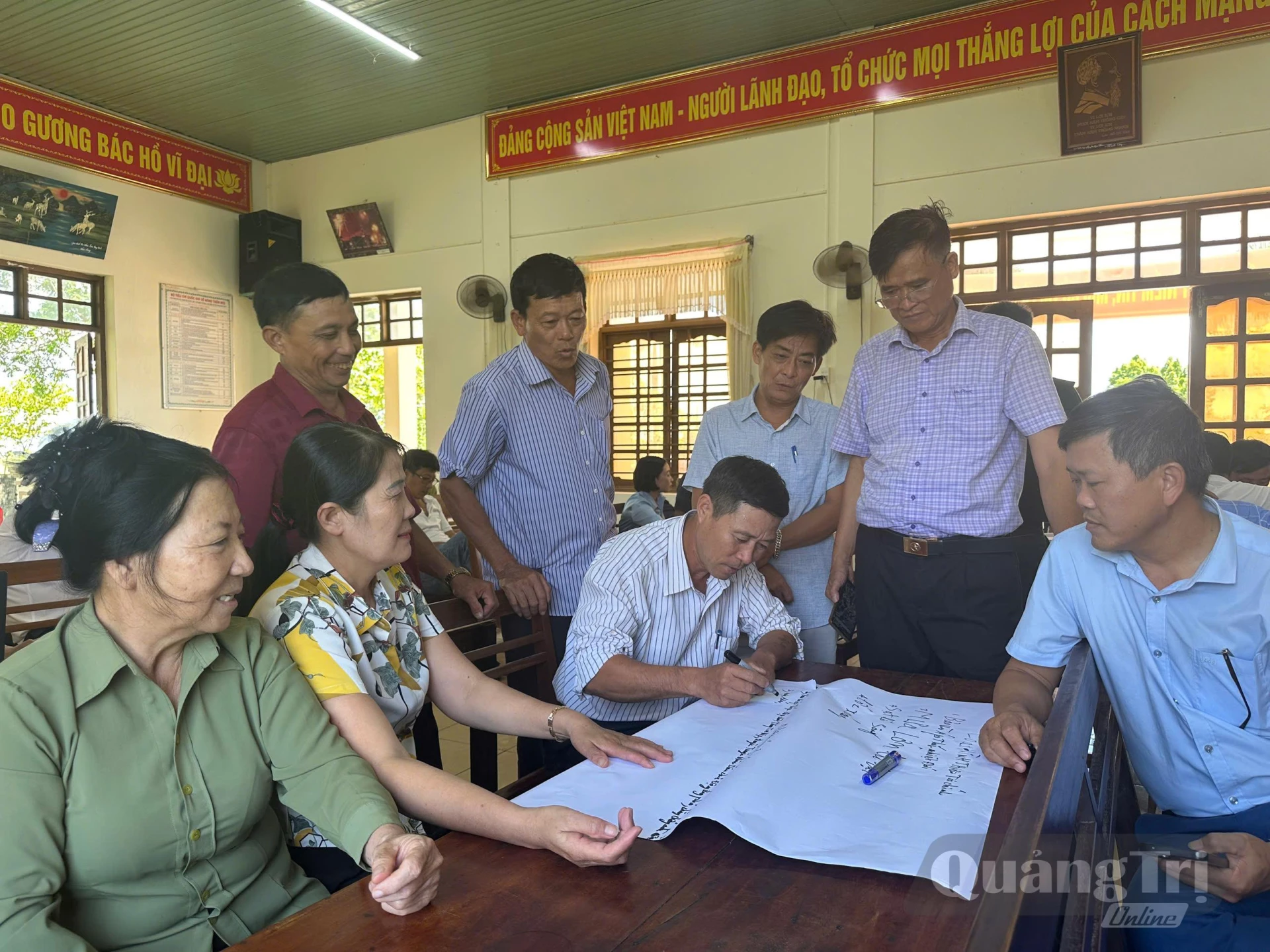 Tham gia tập huấn, các học viên thảo luận về sử dụng công cụ lập kế hoạch phòng, chống thiên tai - Ảnh: P.K