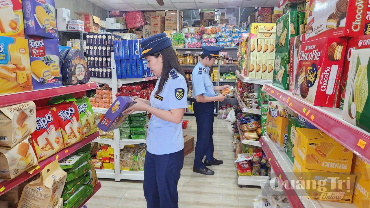 Lực lượng Quản lý thị trường thường xuyên kiểm tra, kiểm soát hàng hóa - Ảnh: Q.V