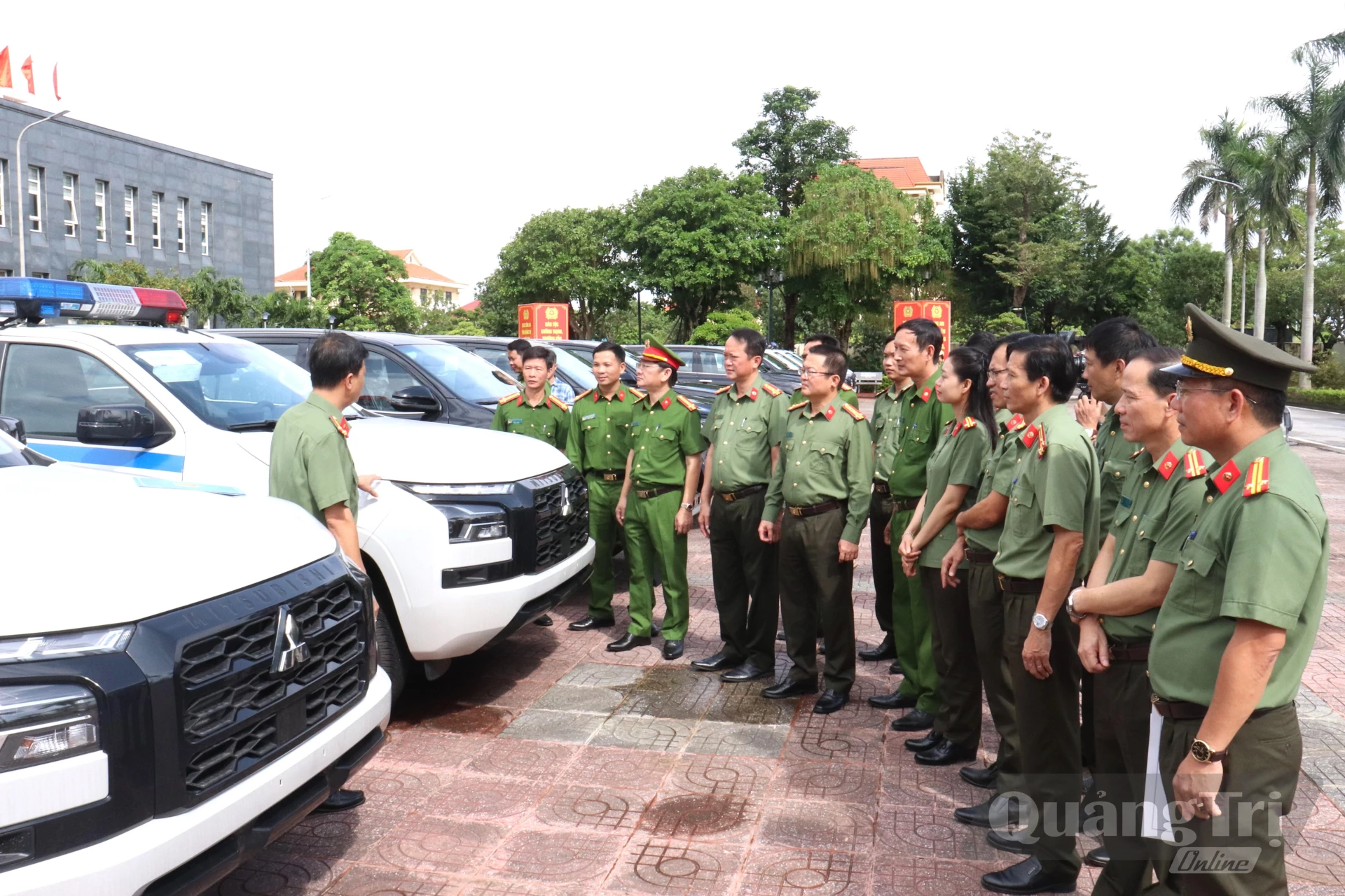 Lãnh đạo Công an tỉnh kiểm tra phương tiện trước khi bàn giao cho Công an cấp xã - Ảnh: LT