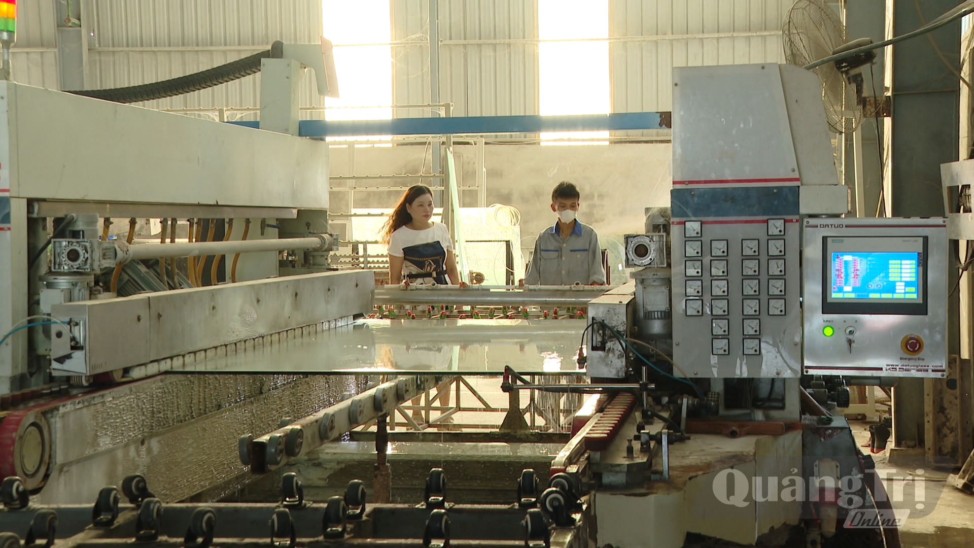 hà máy sản xuất kính cường lực Quang Hùng Phát chú trọng đầu tư công nghệ hiện đại - Ảnh: N.T
