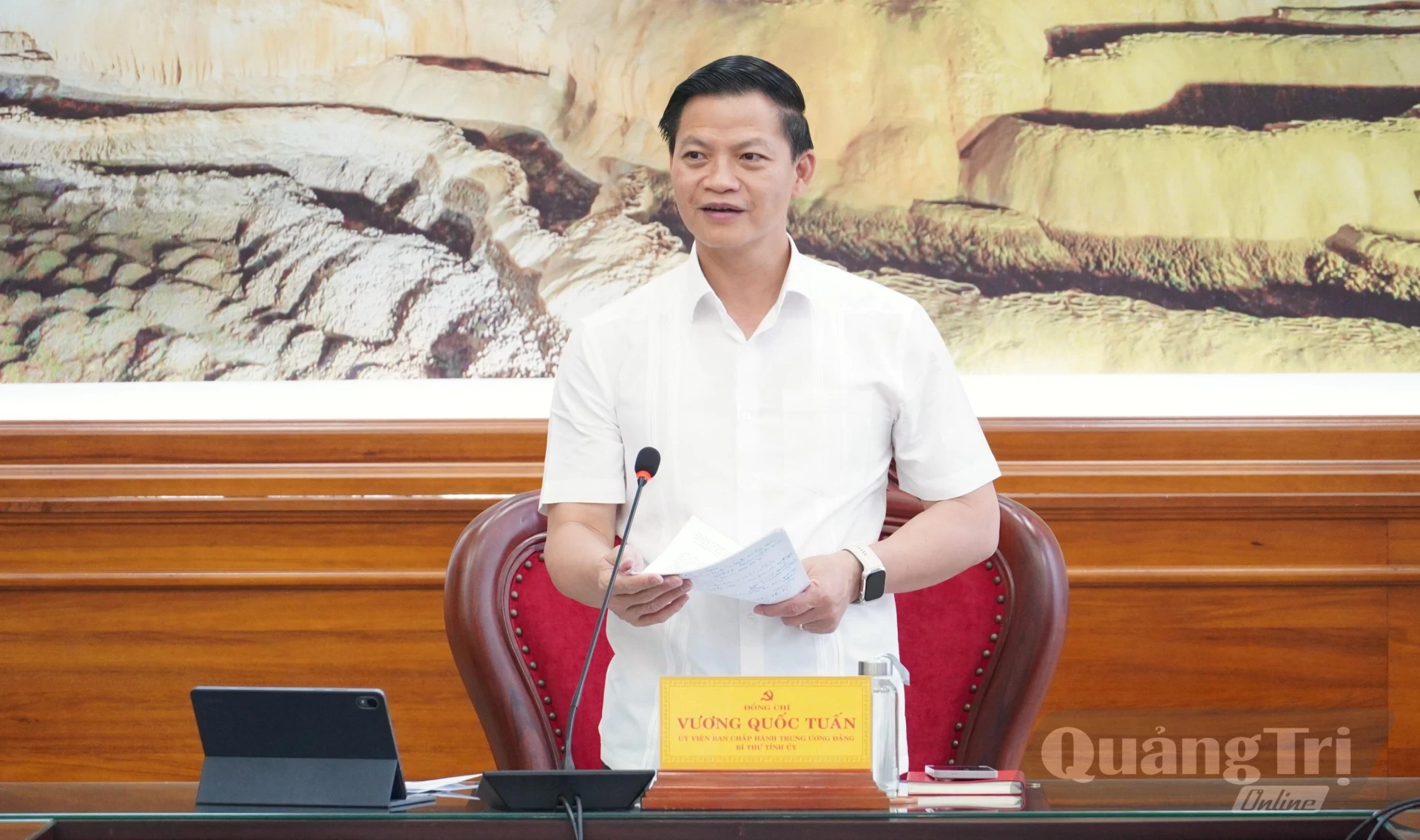 Đồng chí Vương Quốc Tuấn, Bí thư Tỉnh ủy yêu cầu cần tạo điều kiện thuận lợi nhất cho nhà đầu tư triển khai dự án tại Khu kinh tế Hòn La - Ảnh: Q.V