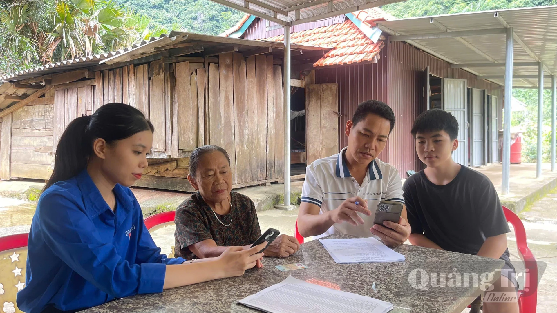 Các tổ công nghệ số cộng đồng xã Kim Phú ra quân cao điểm hướng dẫn người dân sử dụng các tiện ích số - Ảnh: X.P
