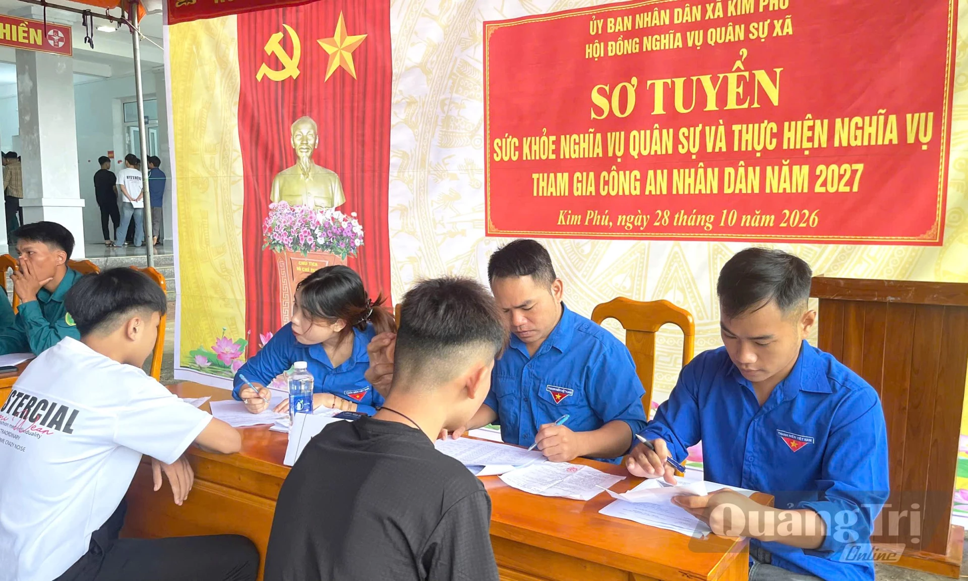 Năm nay, xã Kim Phú có 20 thanh niên viết đơn tình nguyện tham gia nghĩa vụ Quân sự và Công an nhân dân - Ảnh: X.P