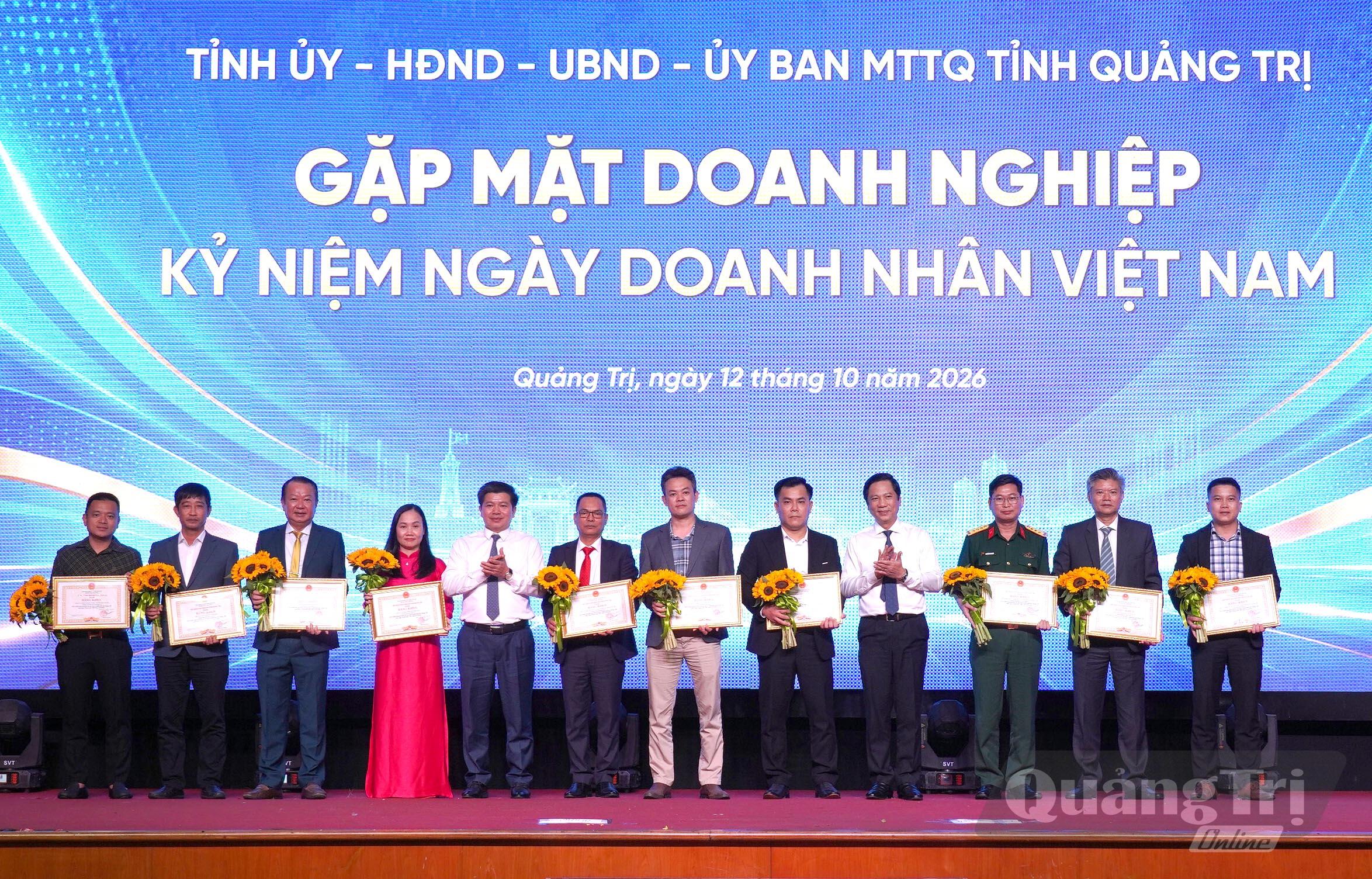 Đồng chí Bí thư Tỉnh ủy Vương Quốc Tuấn và Chủ tịch UBND tỉnh Bùi Hoàng Phương trao bằng khen cho các doanh nghiệp, doanh nhân tiêu biểu - Ảnh: C.H