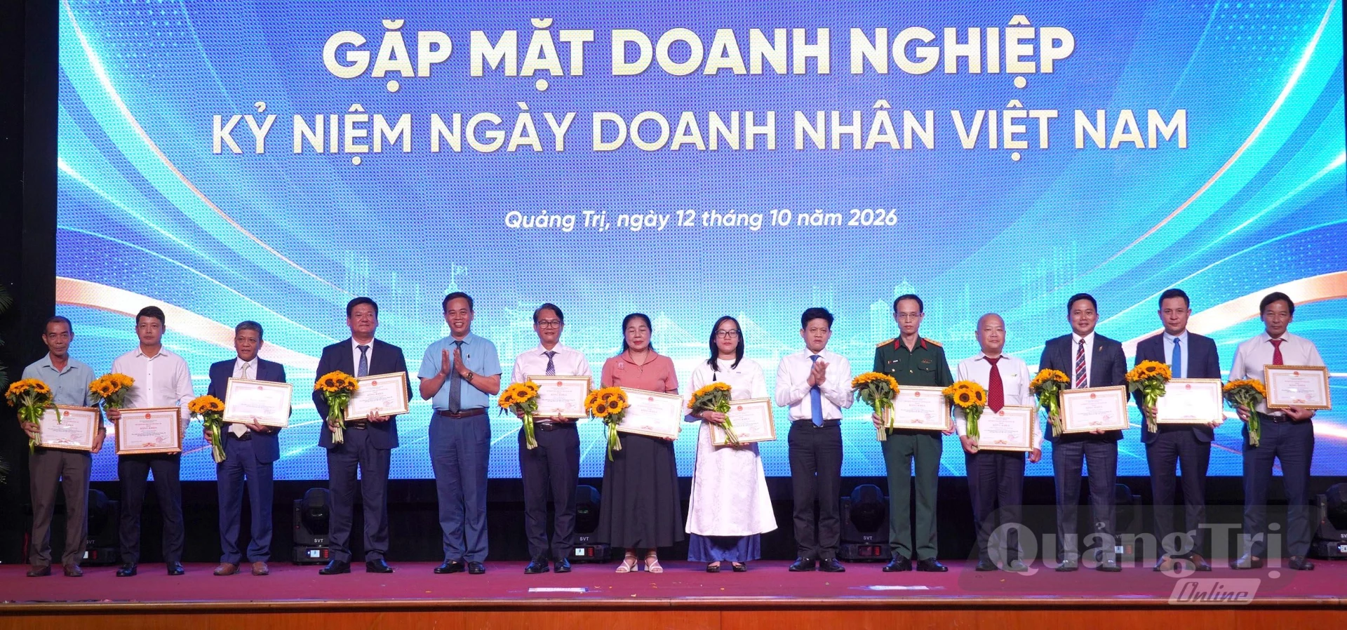 Đồng chí Bí thư Tỉnh ủy Vương Quốc Tuấn và Chủ tịch UBND tỉnh Bùi Hoàng Phương trao bằng khen cho các doanh nghiệp, doanh nhân tiêu biểu - Ảnh: C.H