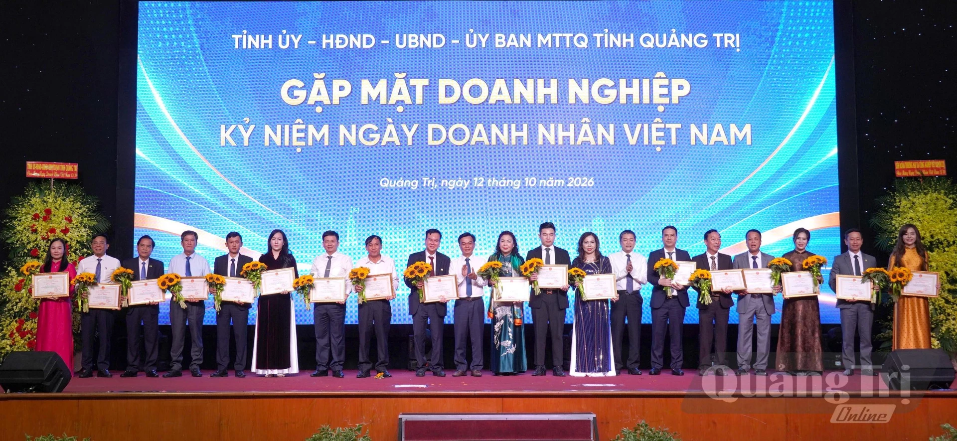 Đồng chí Bí thư Tỉnh ủy Vương Quốc Tuấn và Chủ tịch UBND tỉnh Bùi Hoàng Phương trao bằng khen cho các doanh nghiệp, doanh nhân tiêu biểu - Ảnh: C.H