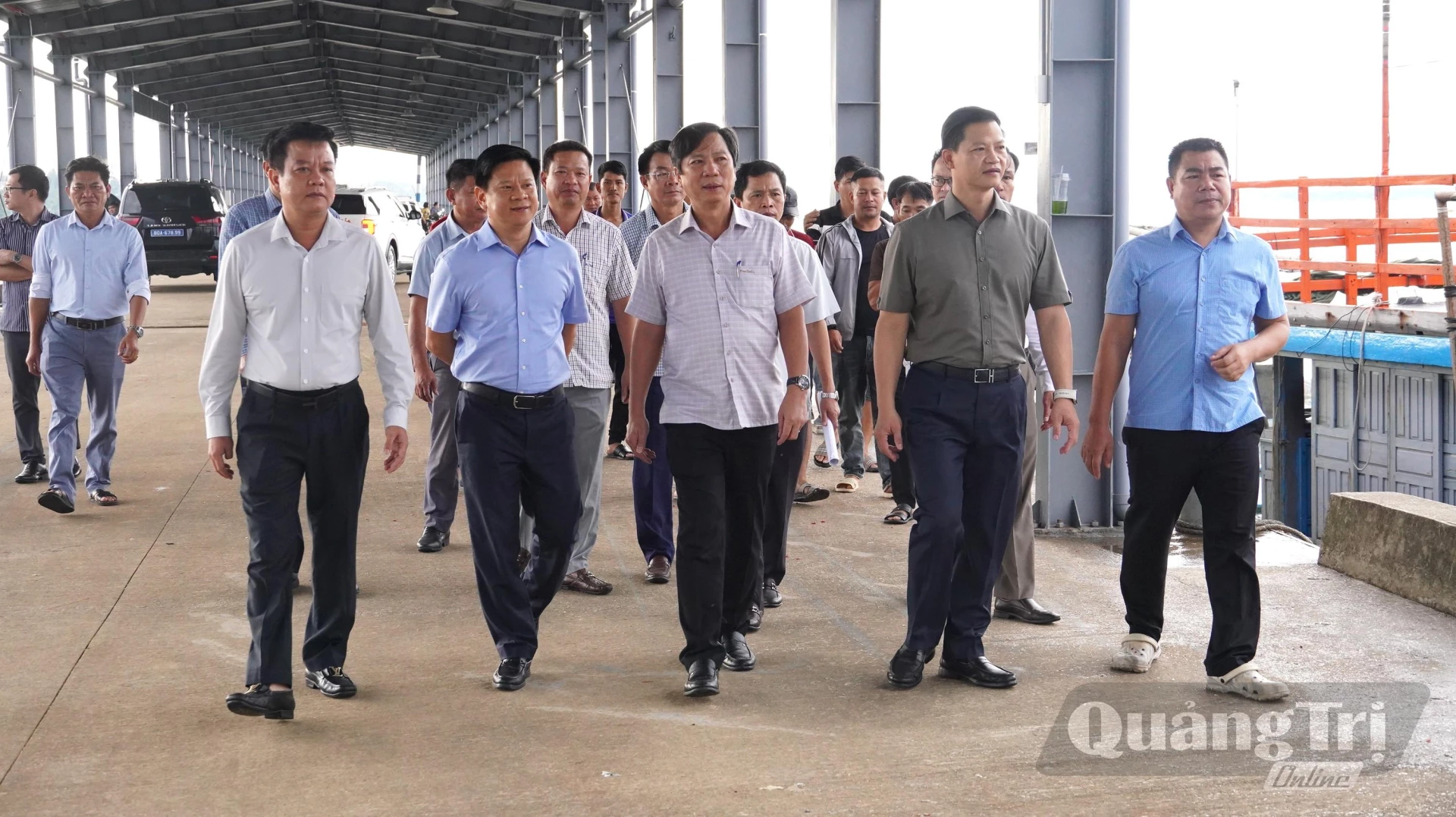 Đồng chí Vương Quốc Tuấn, Bí thư Tỉnh ủy kiểm tra Cảng cá Nhật Lệ - Ảnh: Q.V