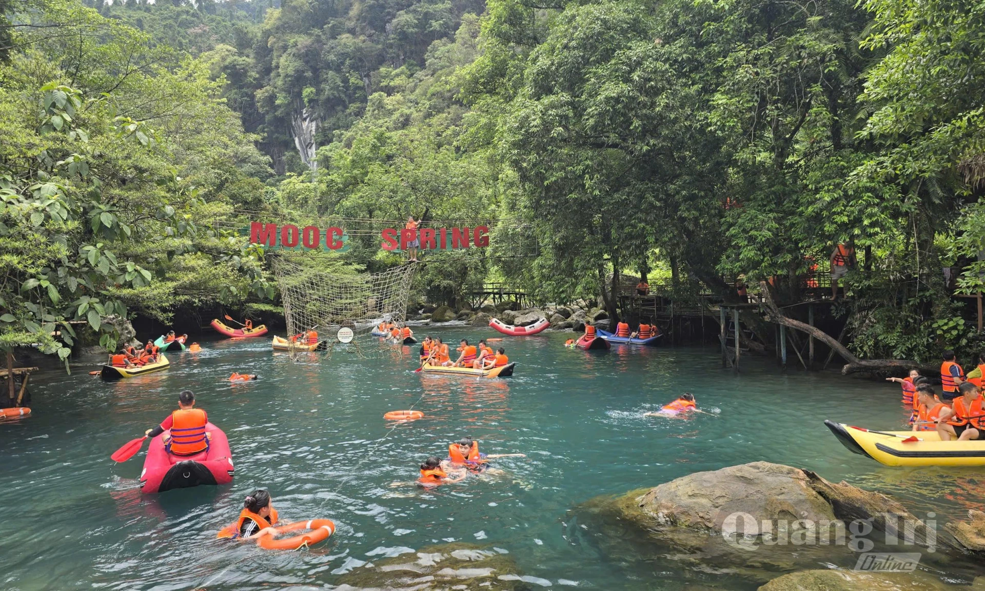 Du khách trải nghiệm điểm du lịch sinh thái suối Nước Moọc - Ảnh: D.H