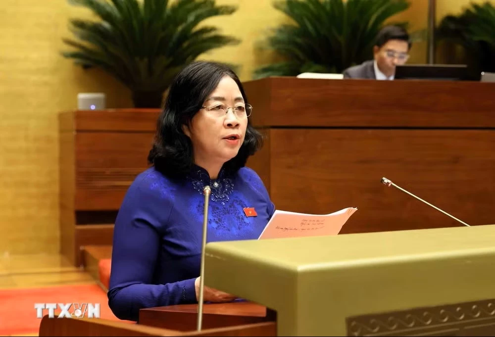 Chủ tịch Ủy ban Trung ương Mặt trận Tổ quốc Việt Nam Bùi Thị Minh Hoài trình bày Báo cáo tổng hợp ý kiến, kiến nghị của cử tri và Nhân dân gửi đến Kỳ họp thứ hai, Quốc hội khóa XVI. (Ảnh: An Đăng/TTXVN)