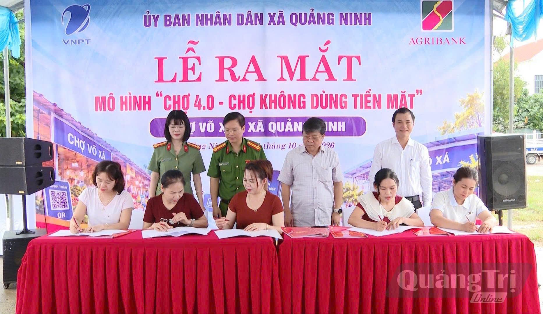 Các hộ tiểu thương ký cam kết thực hện mô hình - Ảnh: Thùy Trang