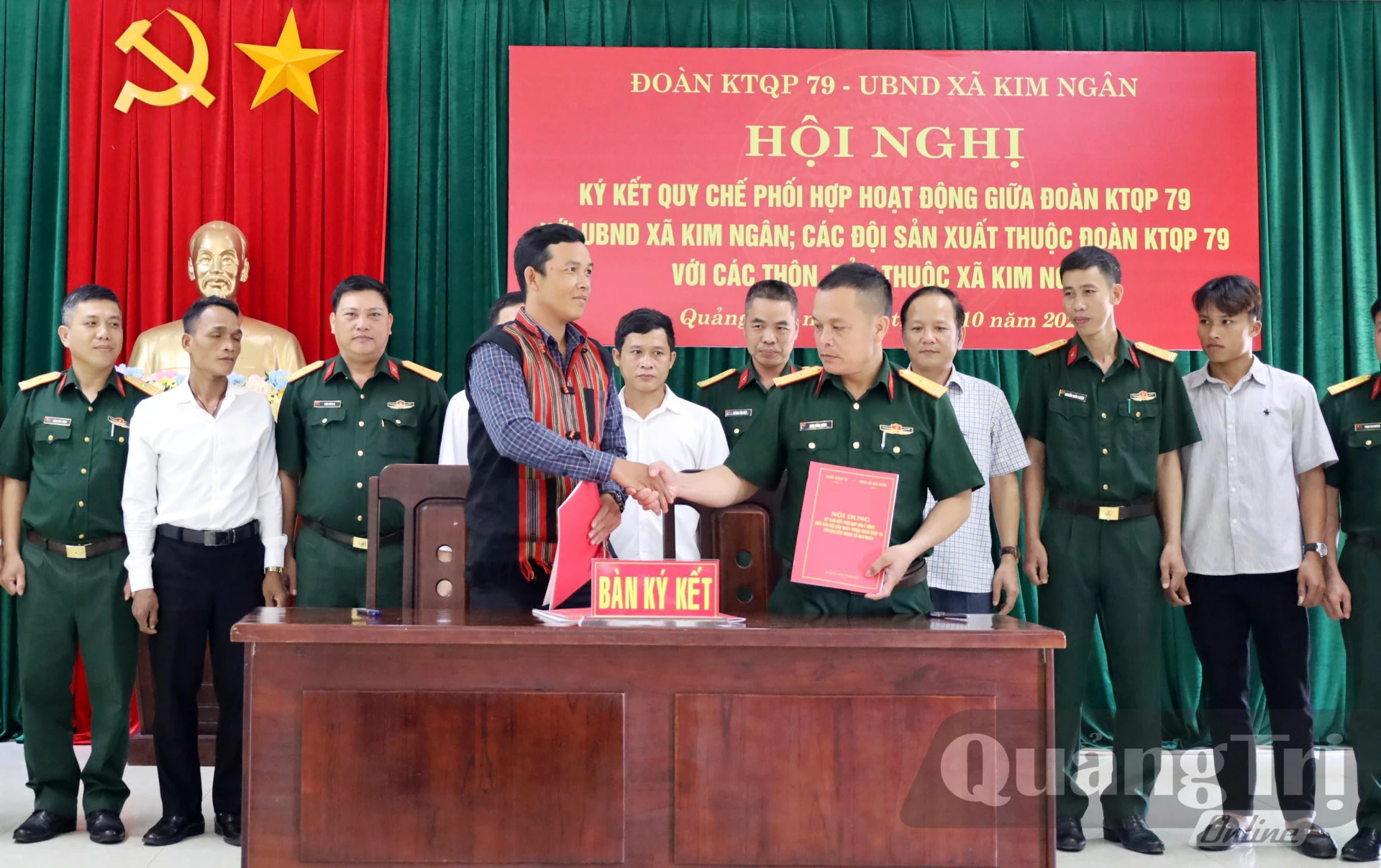 Các đội sản xuất thuộc Đoàn Kinh tế quốc phòng  79 và các thôn, bản thuộc xã Kim Ngân tiến hành ký kết quy chế phối hợp trong triển khai thực hiện một số nhiệm vụ trọng tâm trên địa bàn - Ảnh:V.Minh