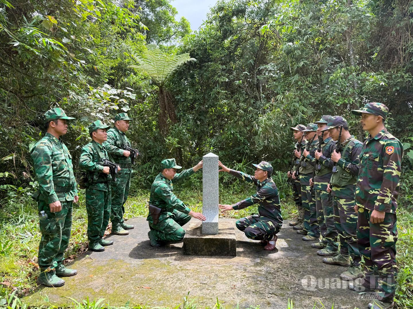Đồn Biên phòng Cửa khẩu quốc tế La Lay tăng cường phối hợp với lực lượng chức năng Lào tuần tra, kiểm soát đường biên, cột mốc - Ảnh: T.N