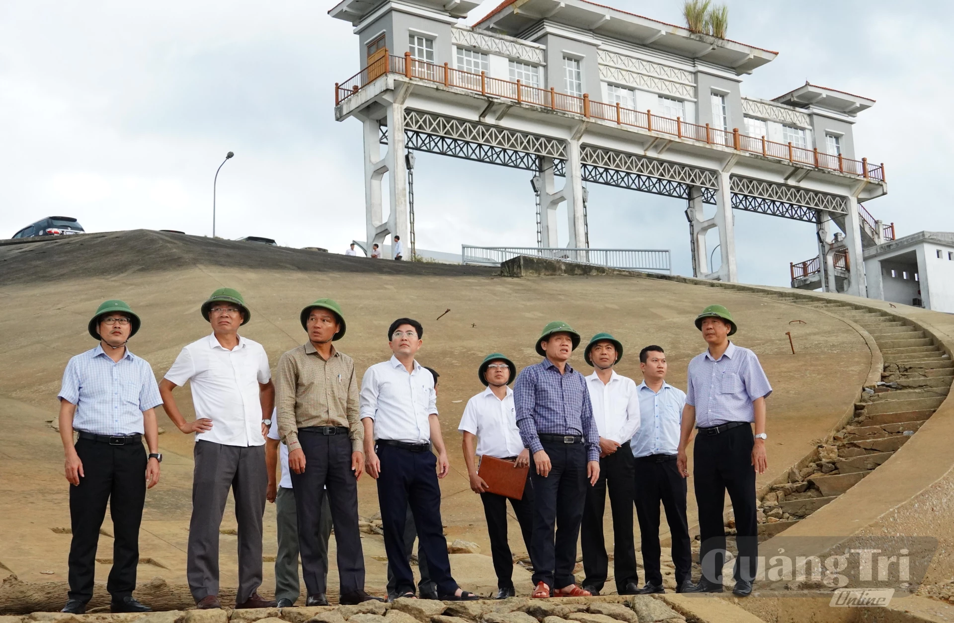 Lãnh đạo tỉnh và các ngành chức năng kiểm tra, đánh giá mức độ an toàn hồ đập tại hồ chứa nước Thác Chuối - Ảnh: B.C