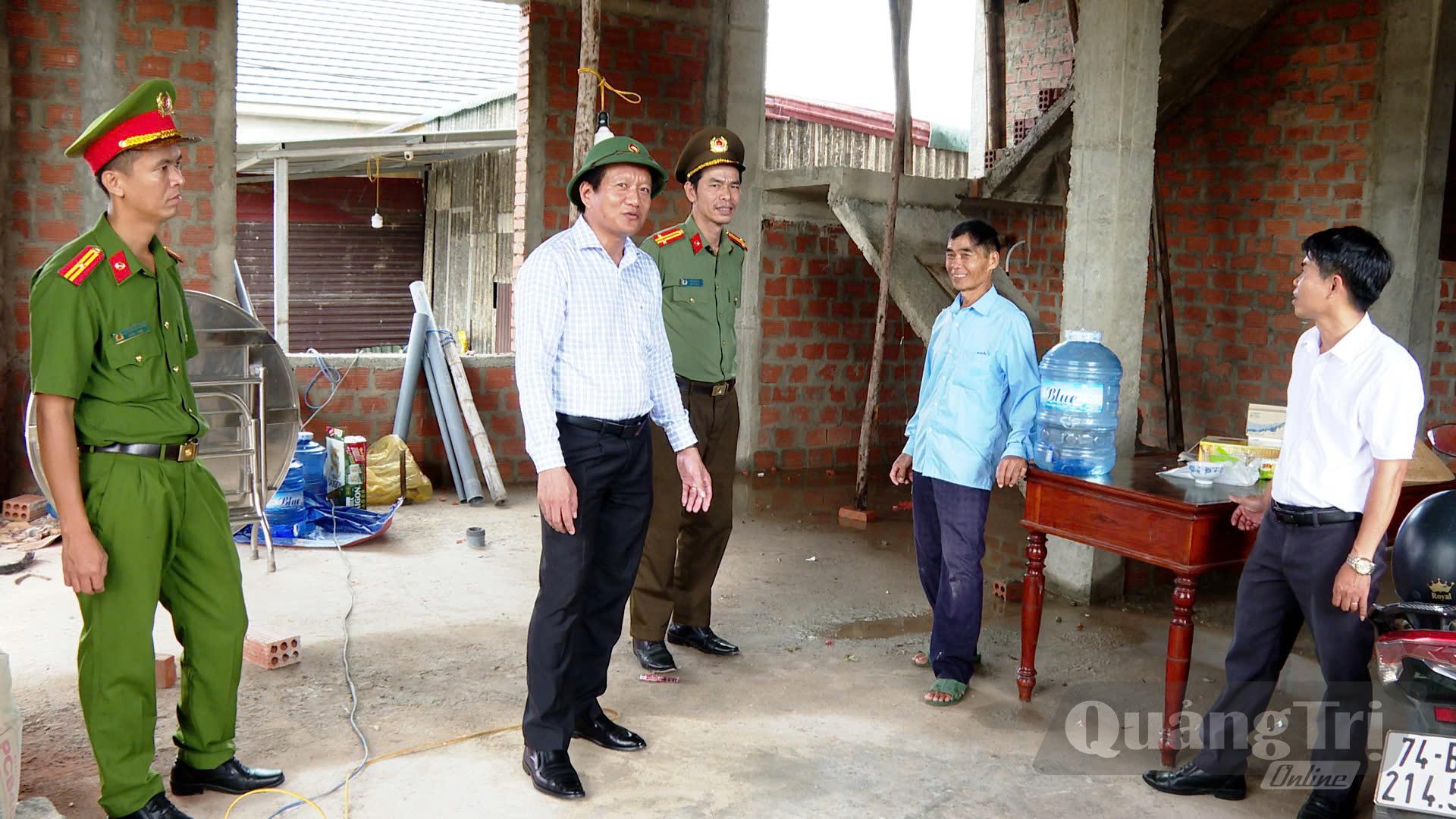 Cán bộ xã Cửa Việt gặp gỡ người dân thuộc diện giải phóng mặt bằng dự án Cảng hàng không Quảng Trị - N.T.H