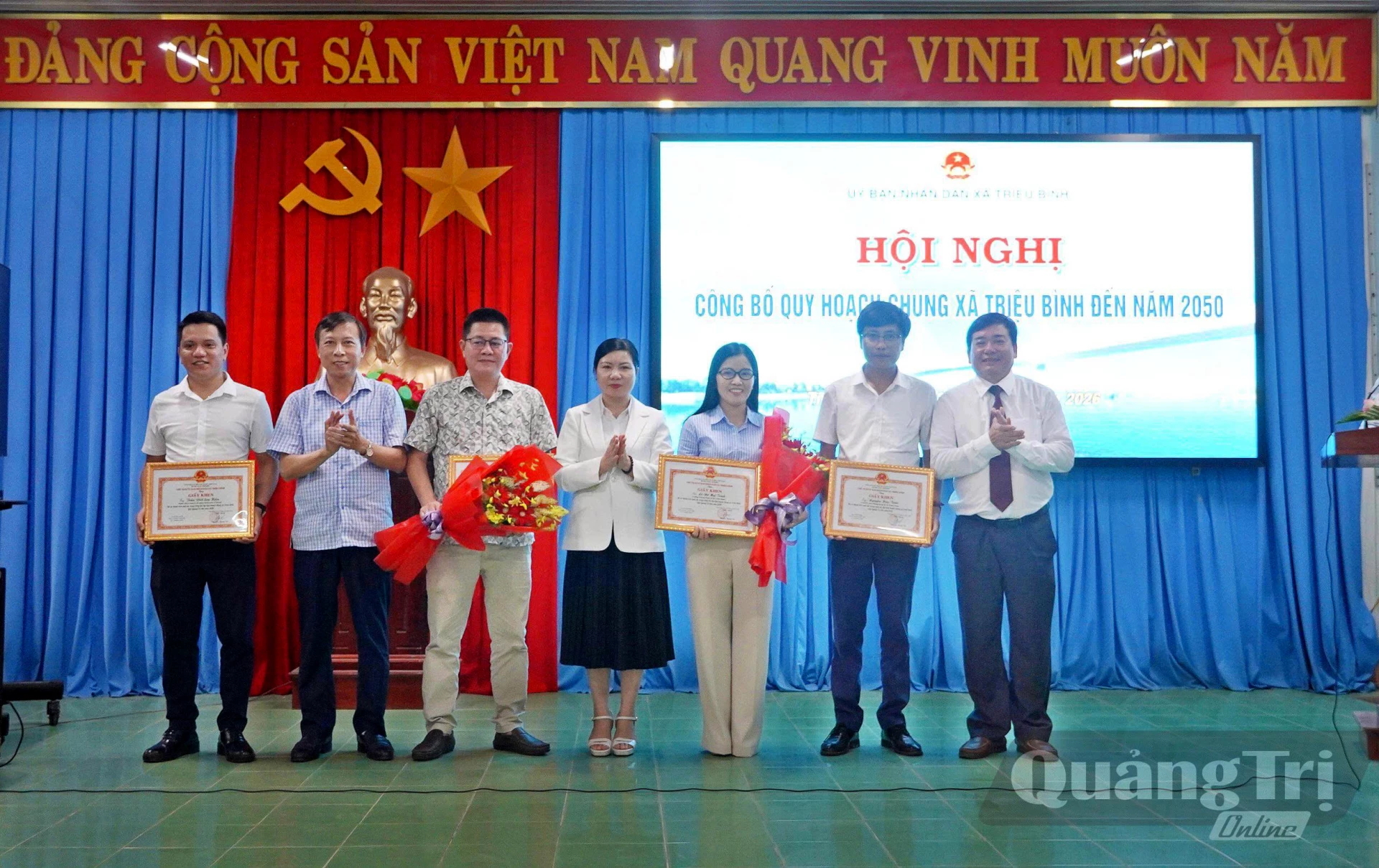 Đại diện lãnh đạo xã Triệu Bình tặng giấy khen cho các tập thể và cá nhân có thành tích trong công tác lập quy hoạch - Ảnh: M.T