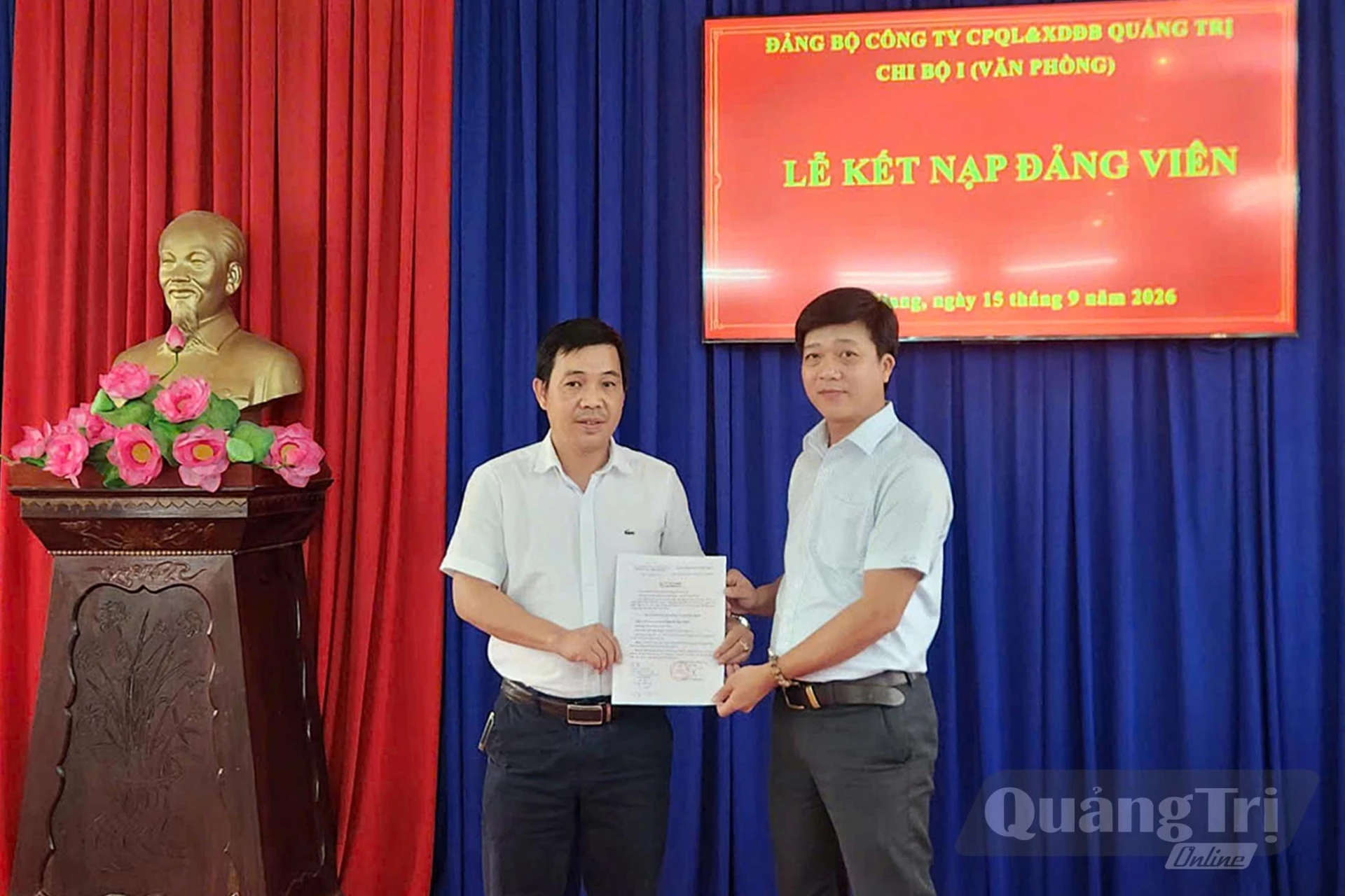 Trao quyết định kết nạp đảng viên Nguyễn Ngọc Hoài tại Chi bộ 1, Đảng bộ Công ty CP Quản lý và Xây dựng đường bộ Quảng Trị - Ảnh: L.A