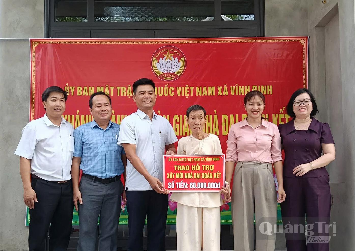 Khánh thành, bàn giao nhà “Đại đoàn kết” cho bà Lê Thị Dưỡng ở thôn Hải Xuân, xã Vĩnh Định - Ảnh: Đ.V