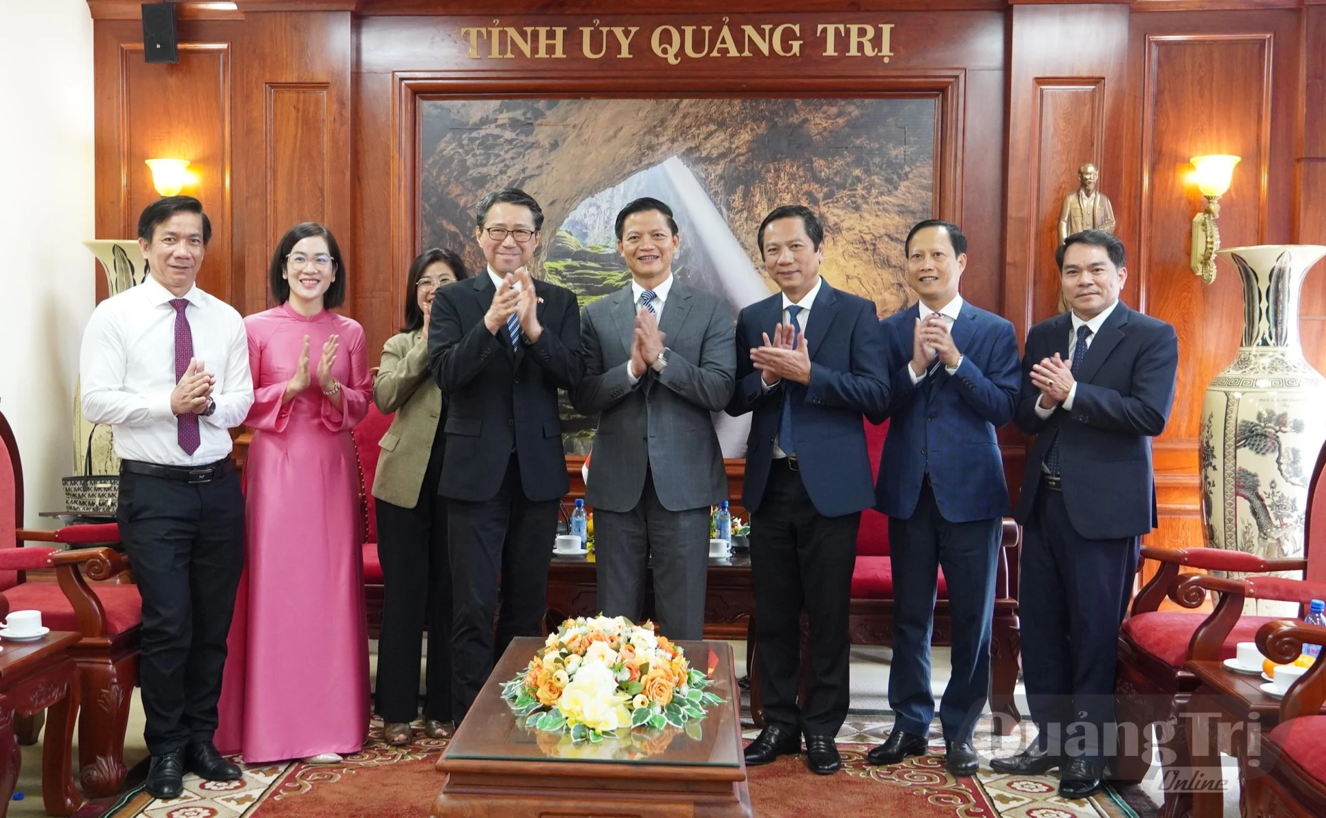 Đại biểu chụp ảnh lưu niệm - Ảnh: Q.V
