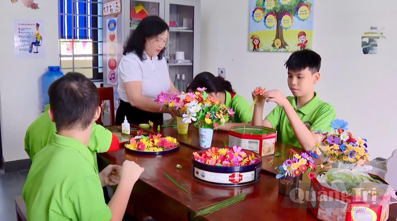 Một tiết học làm hoa của cô và trò trường Giáo dục chuyên biệt tỉnh Quảng Trị - Ảnh: TH