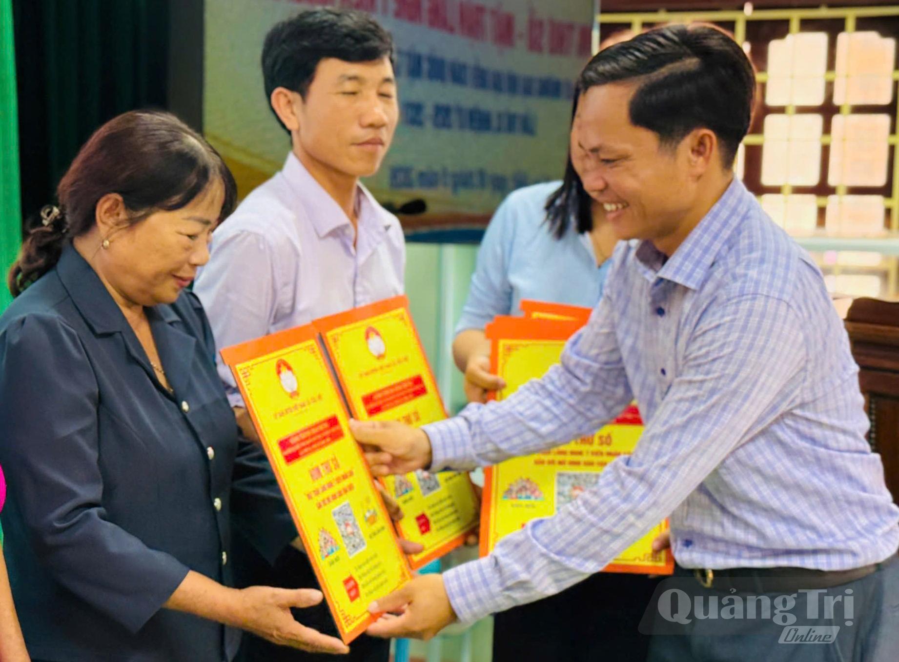 Ủy ban MTTQVN xã Cửa Việt trao “Hòm thư số-Mặt trận lắng nghe ý kiến Nhân dân” cho các thôn trên địa bàn - Ảnh: S.H