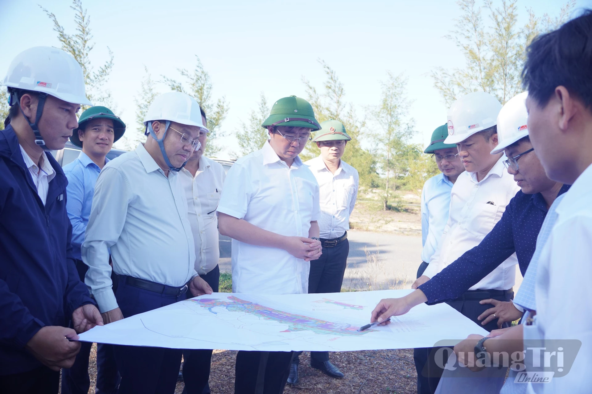 Đồng chí Bùi Hoàng Phương, Chủ tịch UBND tỉnh khảo sát thực địa, nghe báo cáo Trung tâm logistics phục vụ cảng biển Mỹ Thủy - Ảnh: Đ.V