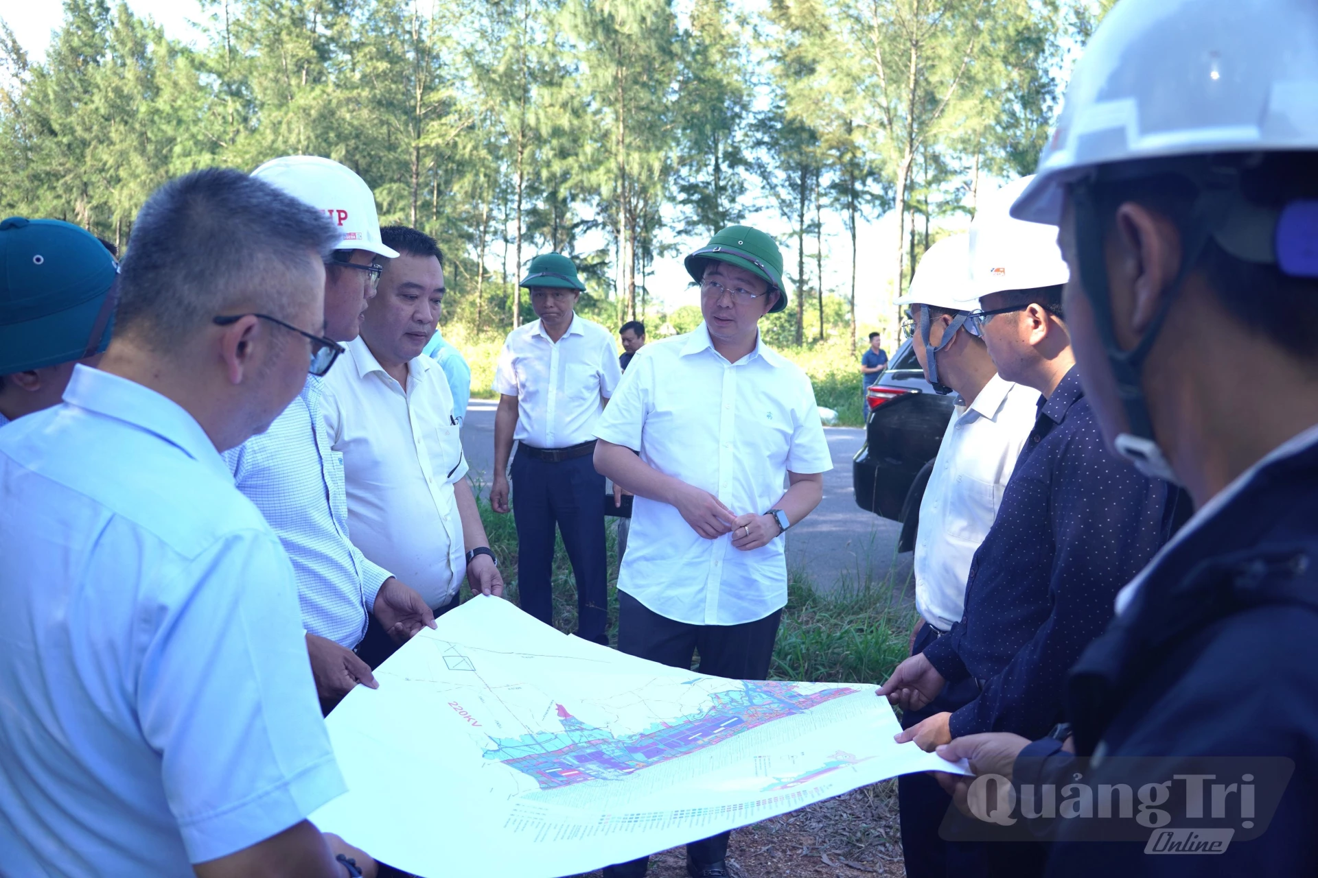 Đồng chí Bùi Hoàng Phương, Chủ tịch UBND tỉnh khảo sát thực địa, nghe báo cáo Trung tâm logistics phục vụ cảng biển Mỹ Thủy - Ảnh: Đ.V