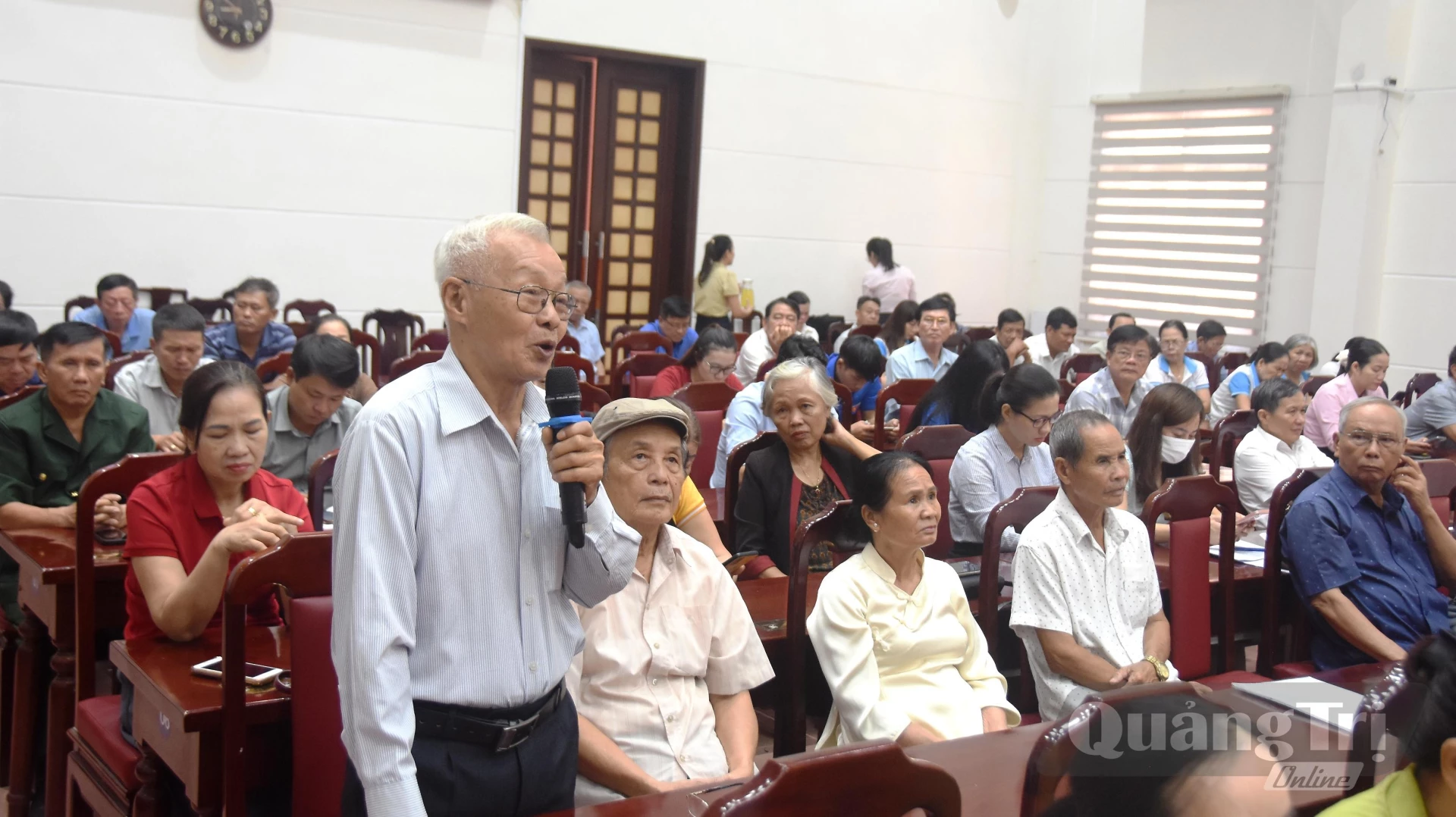 Cử tri phường Nam Đông Hà nêu kiến nghị - Ảnh: Đ.V