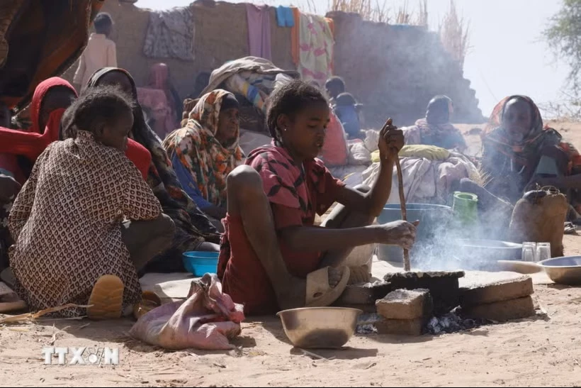 Người tị nạn tại El Fasher, Bắc Darfur, Sudan. (Ảnh: THX/TTXVN)