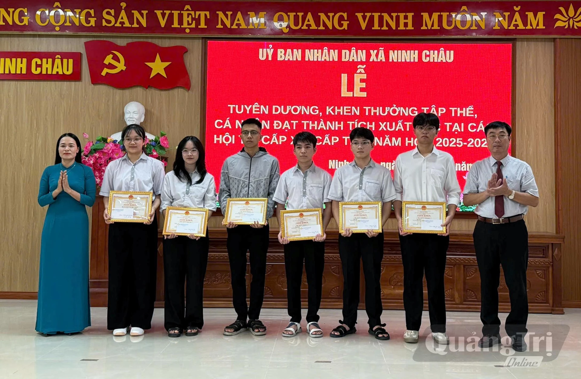 Lãnh đạo xã Ninh Châu tặng giấy khen cho các học sinh đạt thành tích cao trong năm học 2025-2026 - Ảnh: L.Chi