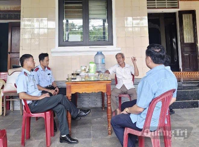 Cán bộ Thanh tra tỉnh gặp gỡ, làm việc với người dân có khiếu nại, phản ánh - Ảnh: NVCC