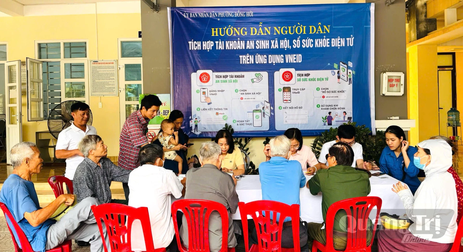 Các đơn vị trên địa bàn phường Đồng Hới phối hợp ra quân hướng dẫn trực tiếp hỗ trợ người dân tích hợp tài khoản an sinh xã hội trên ứng dụng VNeID - Ảnh: P.V
