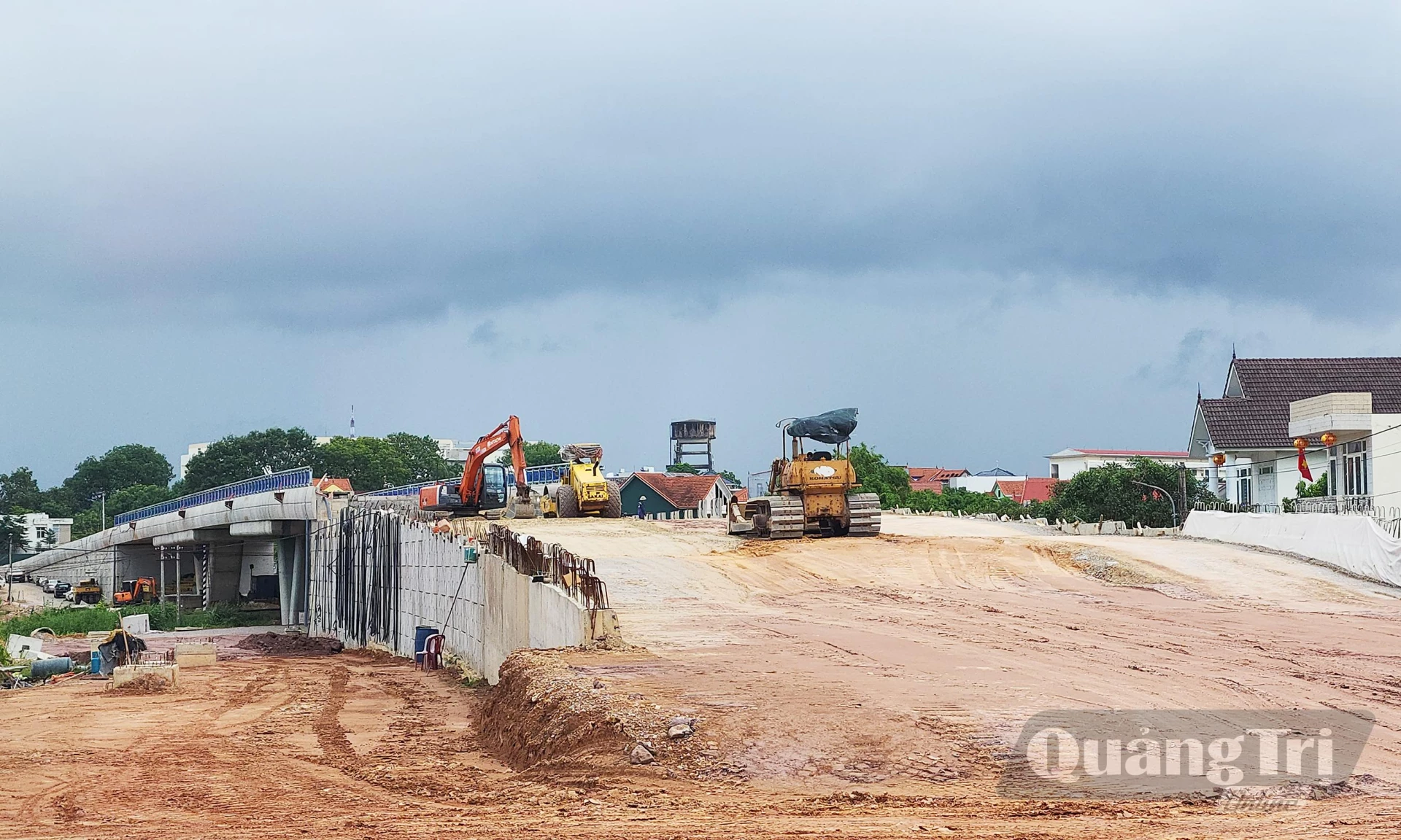 Đẩy nhanh tiến độ hoàn thành cầu vượt đường sắt trung tâm Đồng Hới - Ảnh: T.L