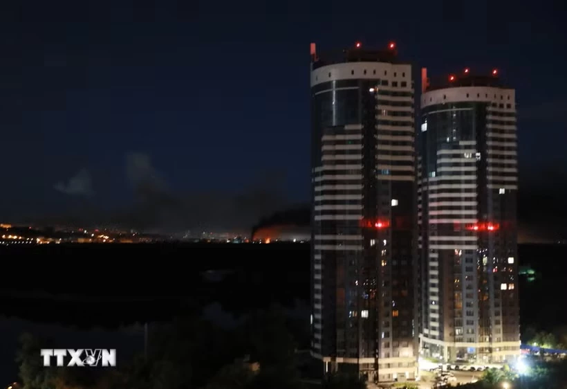 Khói và lửa bốc lên sau loạt tiếng nổ ở Kiev, Ukraine ngày 2/6/2026. (Ảnh: THX/TTXVN)