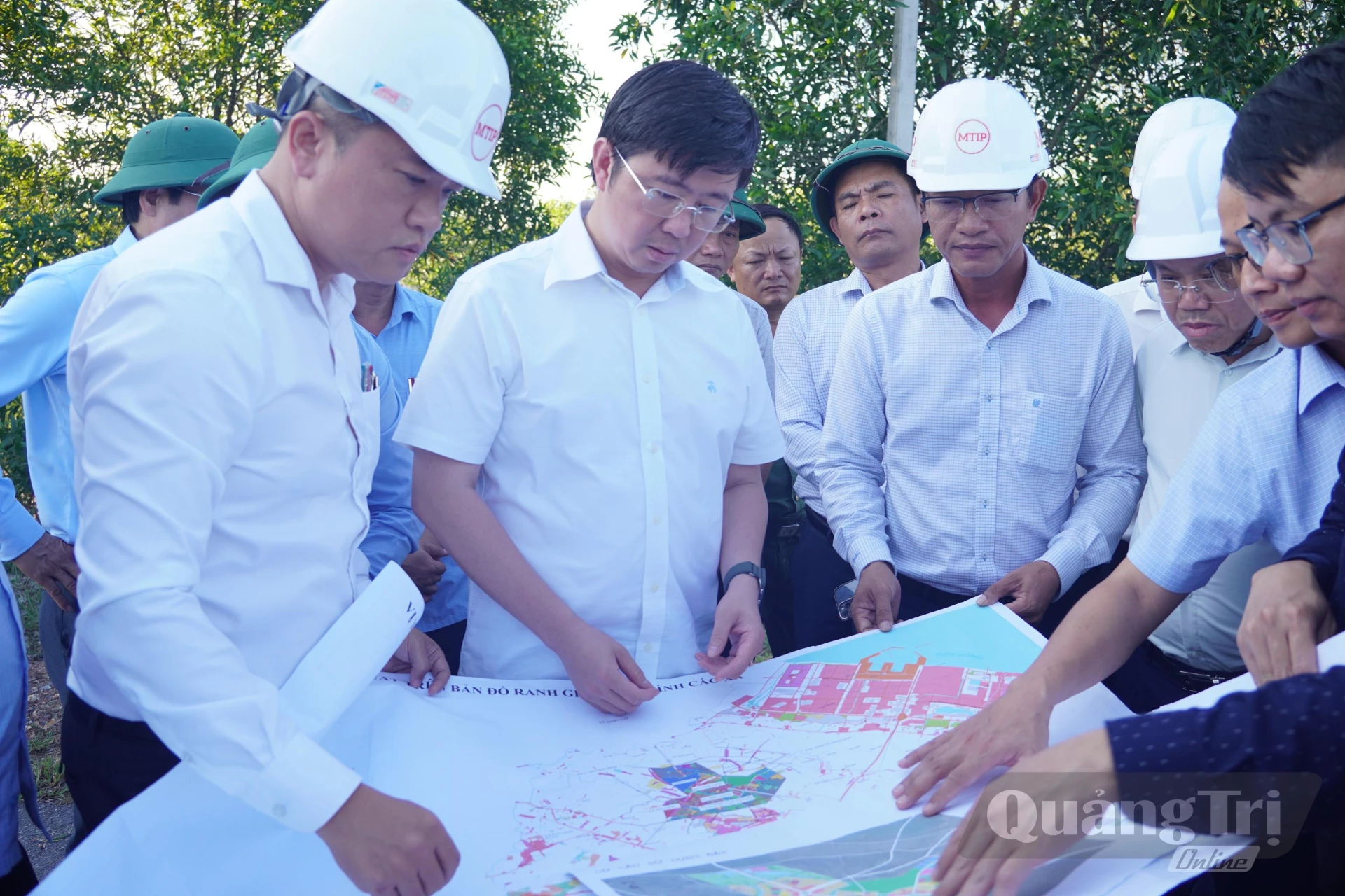 Đồng chí Bùi Hoàng Phương, Chủ tịch UBND tỉnh khảo sát thực địa, nghe báo cáo dự án Khu dân cư – Cảng cao cấp ngã 5 Vico – giai đoạn 1 - Ảnh: Đ.V