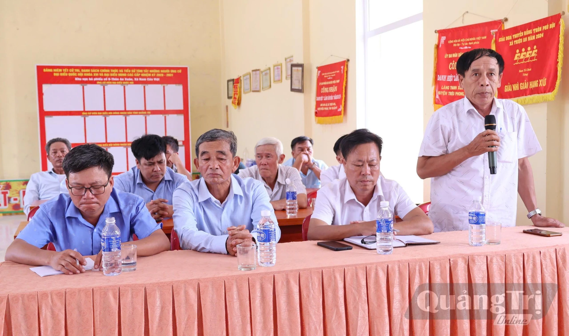 Cử tri xã Nam Cửa Việt phát biểu ý kiến tại hội nghị tiếp xúc cử tri - Ảnh: S.H