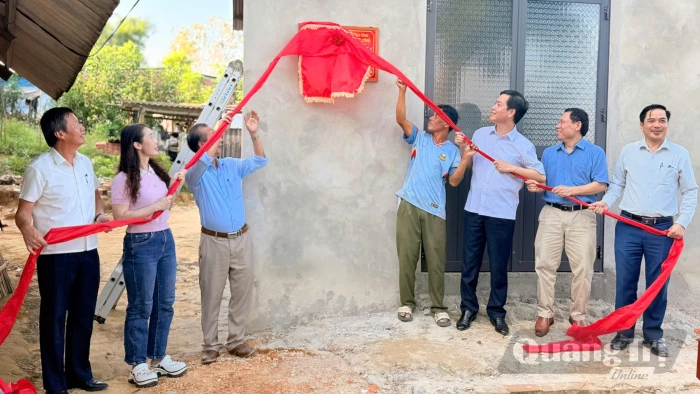 Lễ bàn giao nhà "Đại đoàn kết" cho hộ nghèo