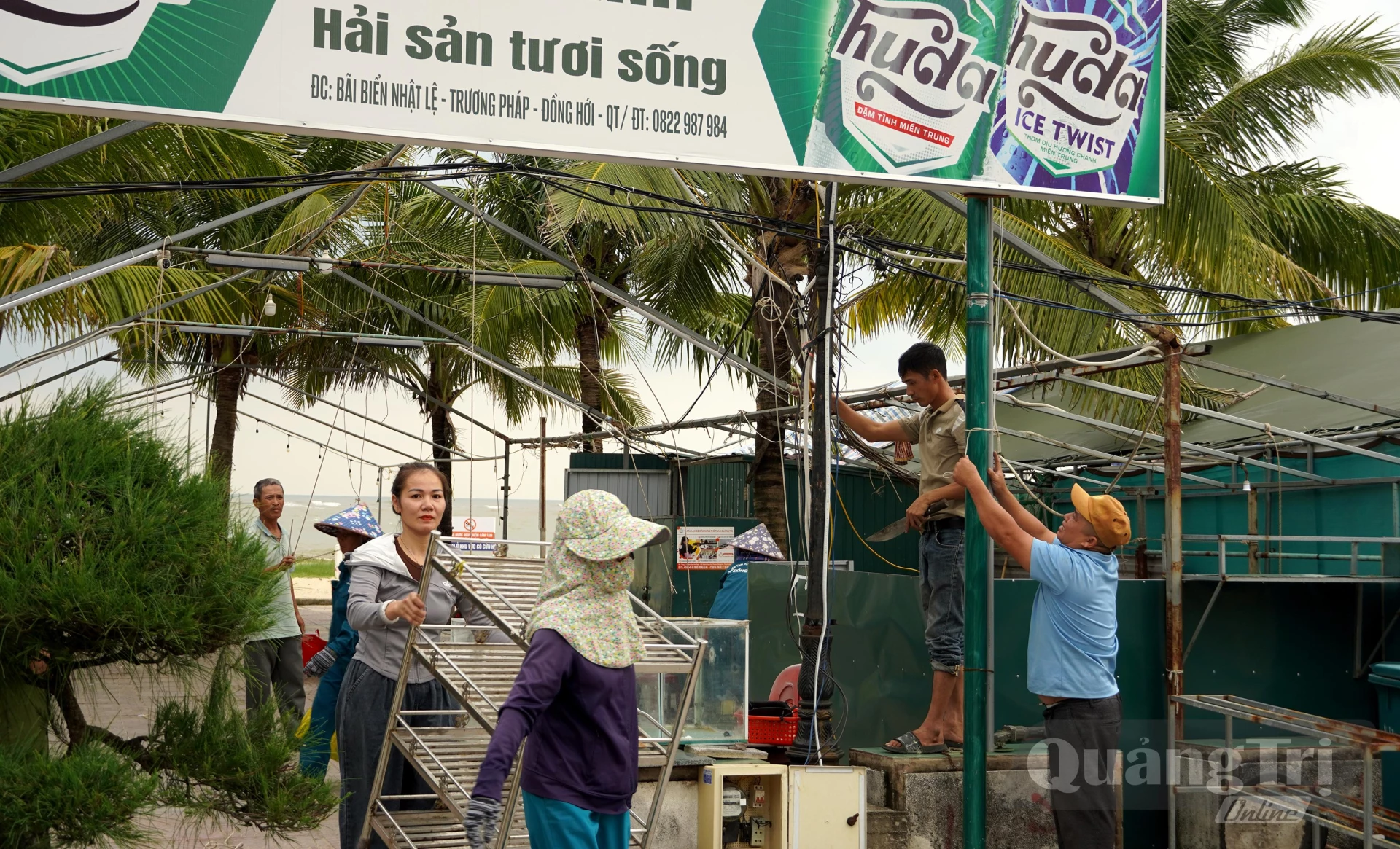 Các hộ kinh doanh tự nguyện tháo dỡ tài sản, công trình - Ảnh: H.Tr