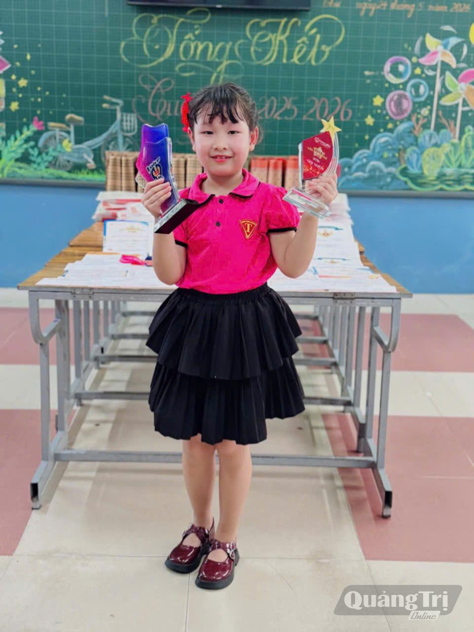 Lê Lê Hoàng Nguyên với các thành tích đạt được tại cuộc thi tài năng do Trường Trưng vương tổ chức - Ảnh: T.H