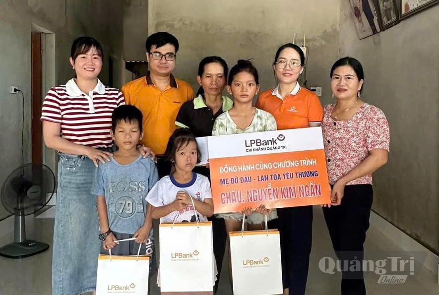 Chị Trần thị Yến (thứ nhất, từ trái sang), Chi hội trưởng Chi hội Phụ nữ thôn Gio Hải 1, xã Cửa Việt, trao quà cho trẻ em mồ côi - Ảnh: H.N