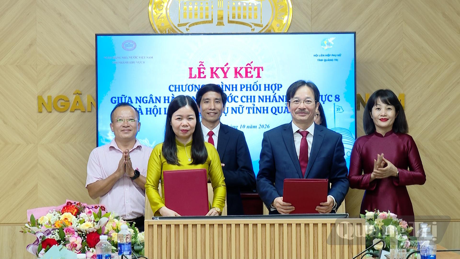 Đại diện Ngân hàng Nhà nước Việt Nam Chi nhánh Khu vực 8 và Hội Liên hiệp Phụ nữ tỉnh ký kết chương trình phối hợp - Ảnh: LT