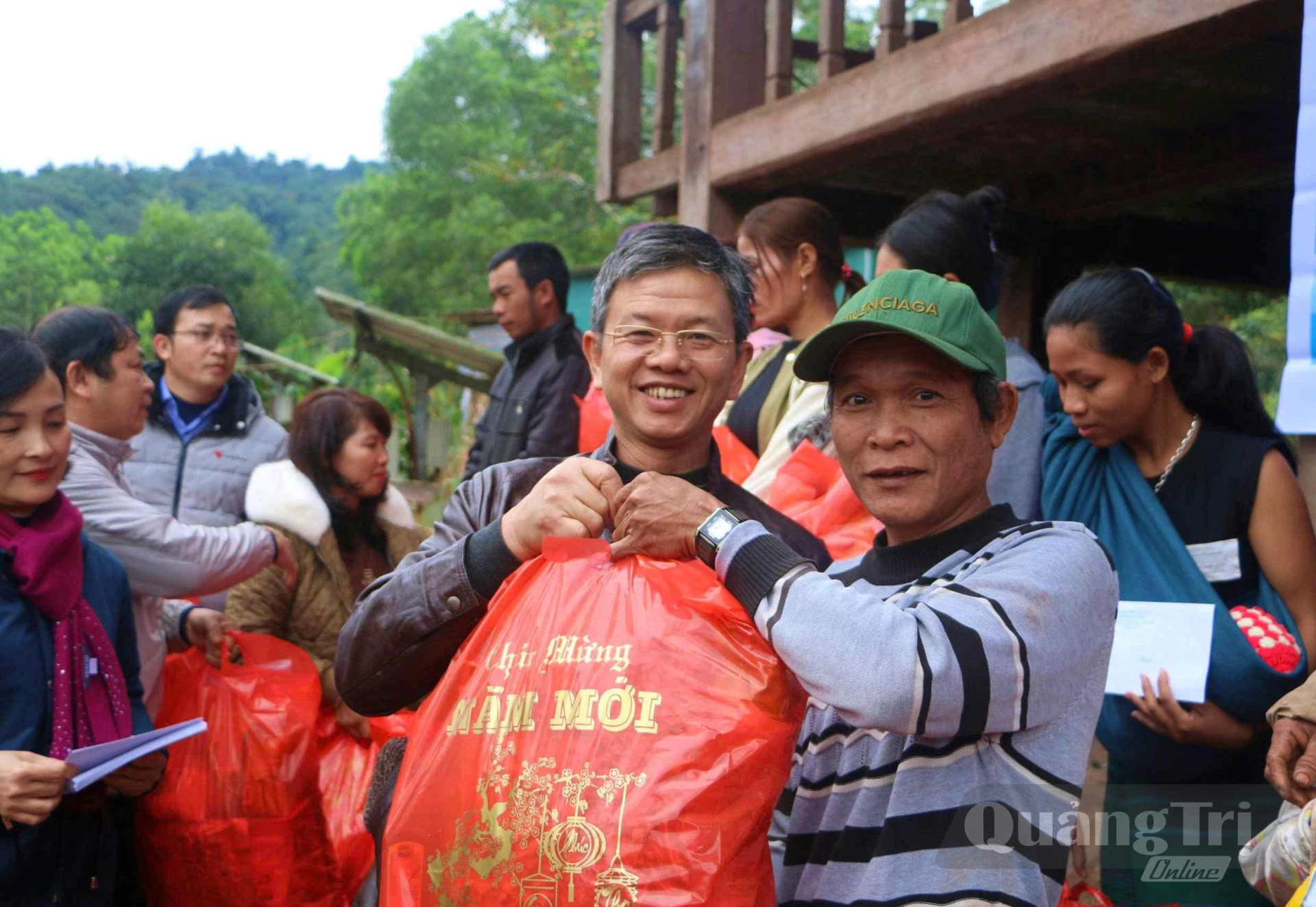 Ông Trần Tiến Sỹ trao tặng quà cho nông dân vùng cao - Ảnh: T.L