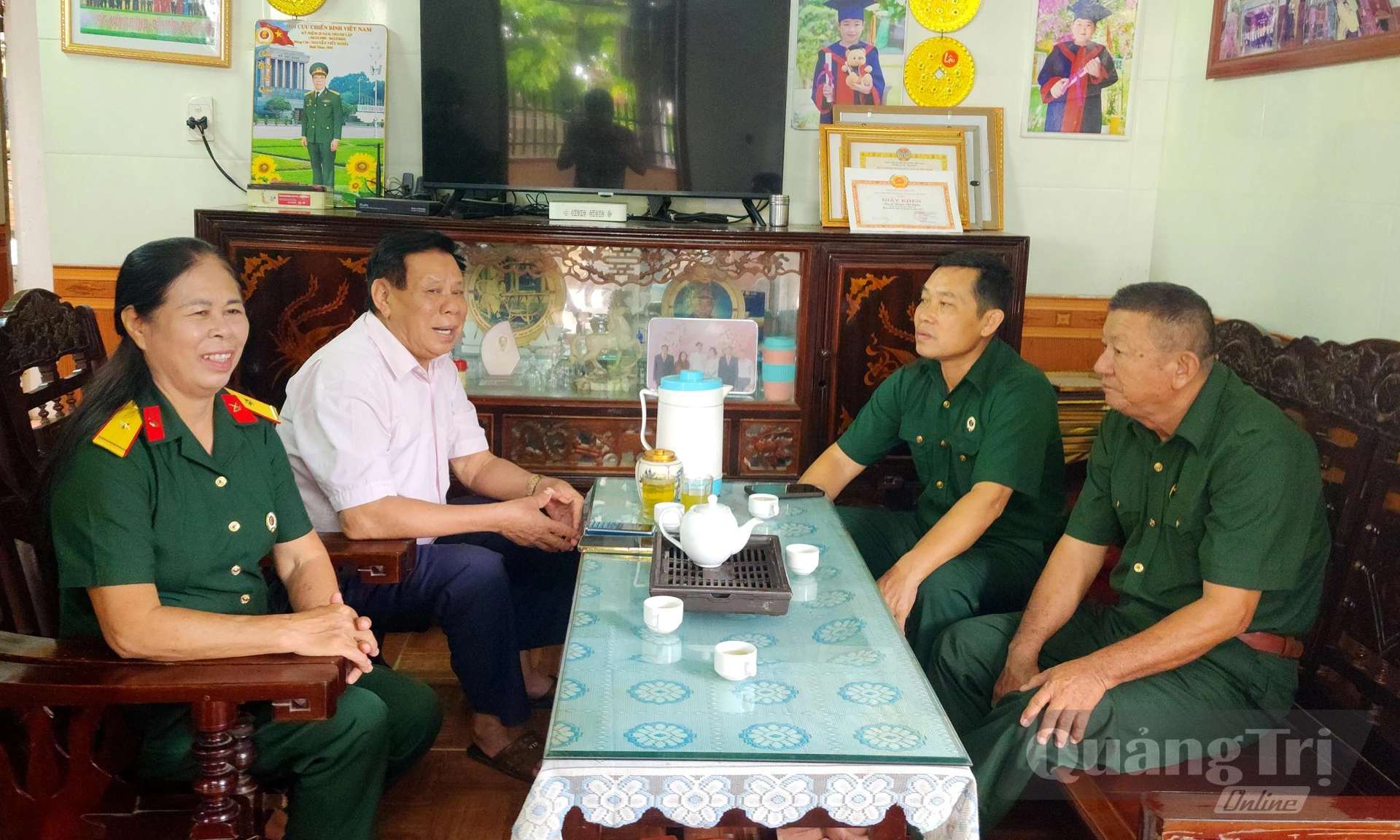 Bà Phan Thị Hiền cùng các thành viên trong HTX nuôi hươu sao huyện Quảng Ninh- Ảnh: T.L