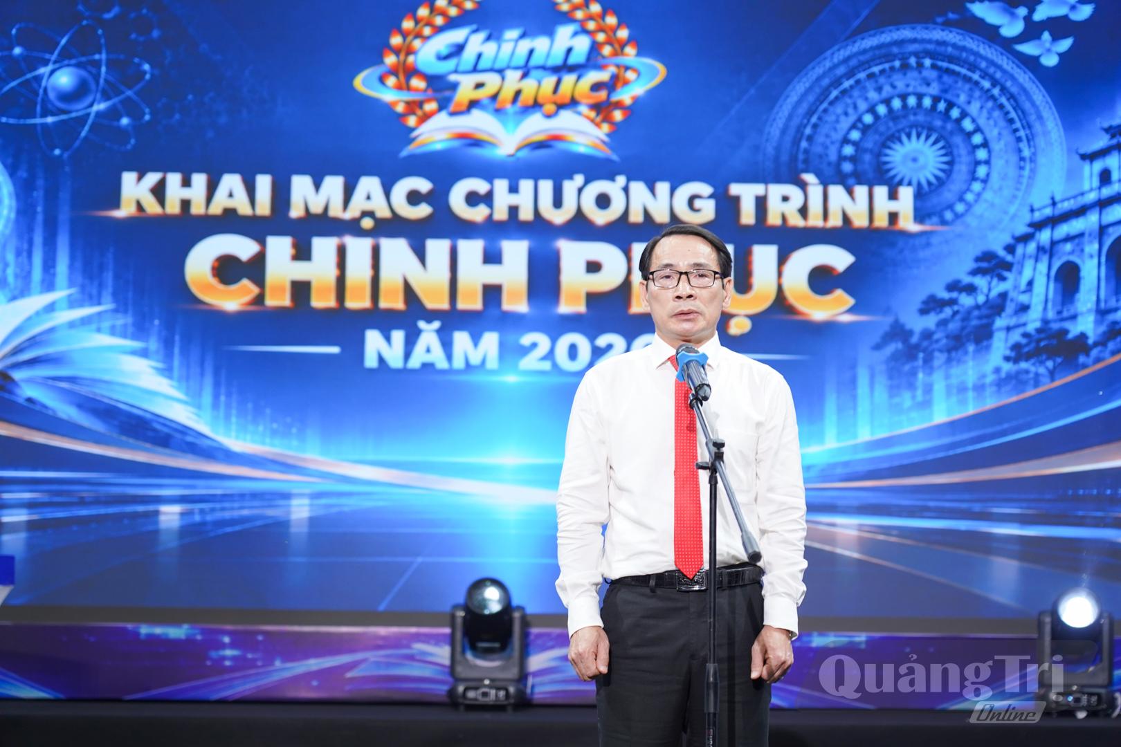Ông Mai Huy Phương, Phó Giám đốc Sở Giáo dục và Đào tạo Quảng Trị phát biểu tại lễ khai mạc chương trình Chinh phục 2026 - Ảnh: L.T