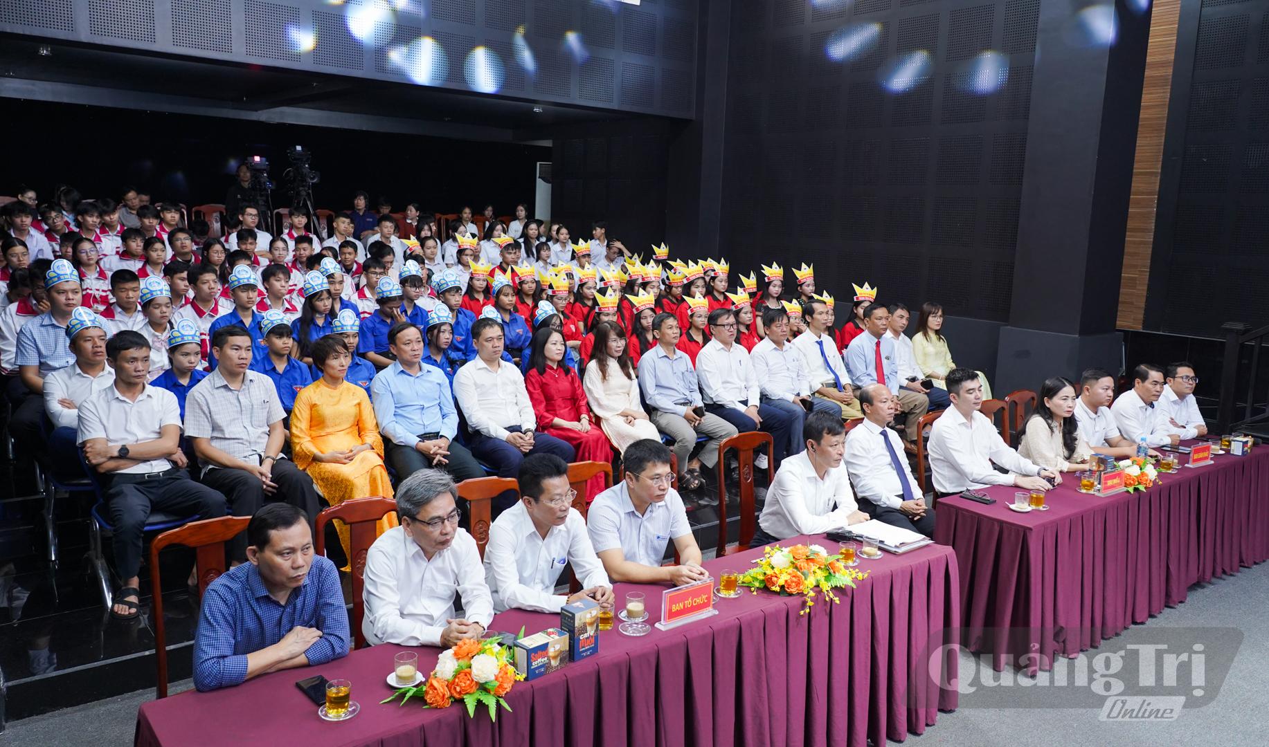 Đại biểu, thầy cô giáo và học sinh tham dự lễ khai mạc chương trình Chinh phục lần thứ 14, năm 2026 tại trường quay 37 Khóa Bảo, phường Đông Hà trong sáng 10/10 - Ảnh: L.T