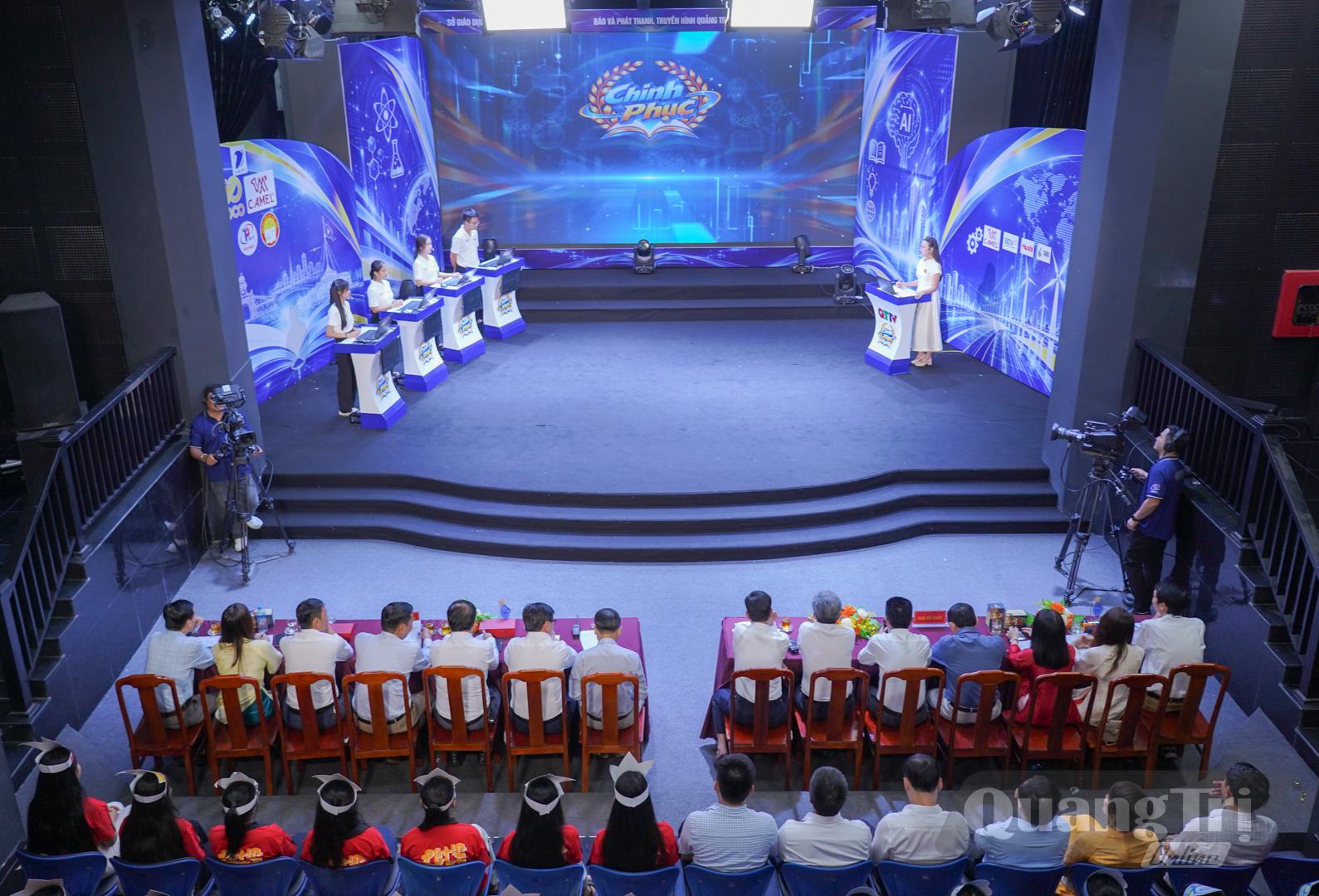 4 thí sinh đầu tiên đến từ Trường THPT Chuyên Lê Quý Đôn, THPT Cam Lộ, PTDT NT Nam Quảng Trị, THCS và THPT Đakrông tranh tài trận đầu tiên  vòng loại chương trình Chinh phục 2026 - Ảnh: L.T