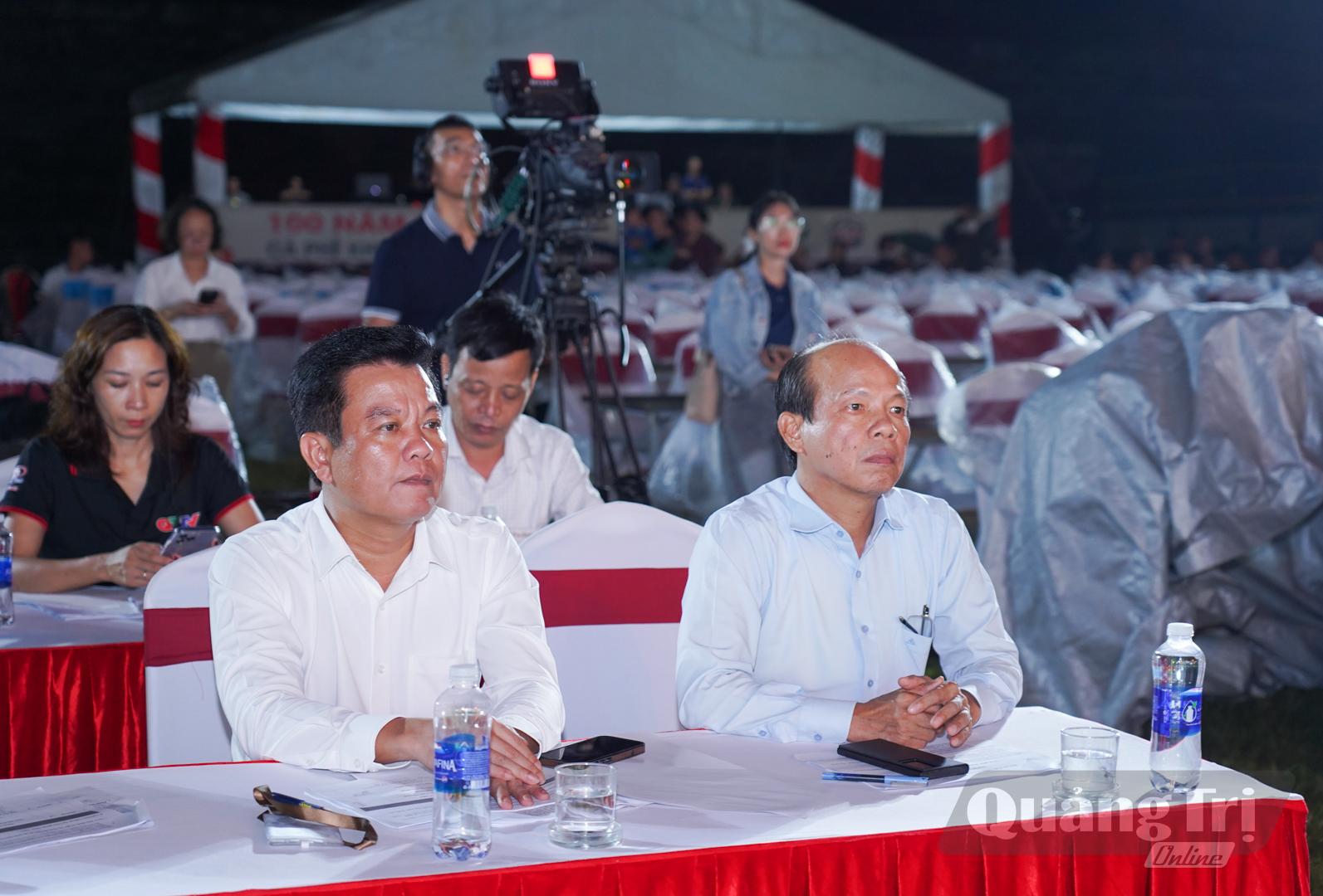 Lãnh đạo Báo và Phát thanh, Truyền hình Quảng Trị, Sở NN và MT cùng tham dự tổng duyệt - Ảnh: Lê Trường