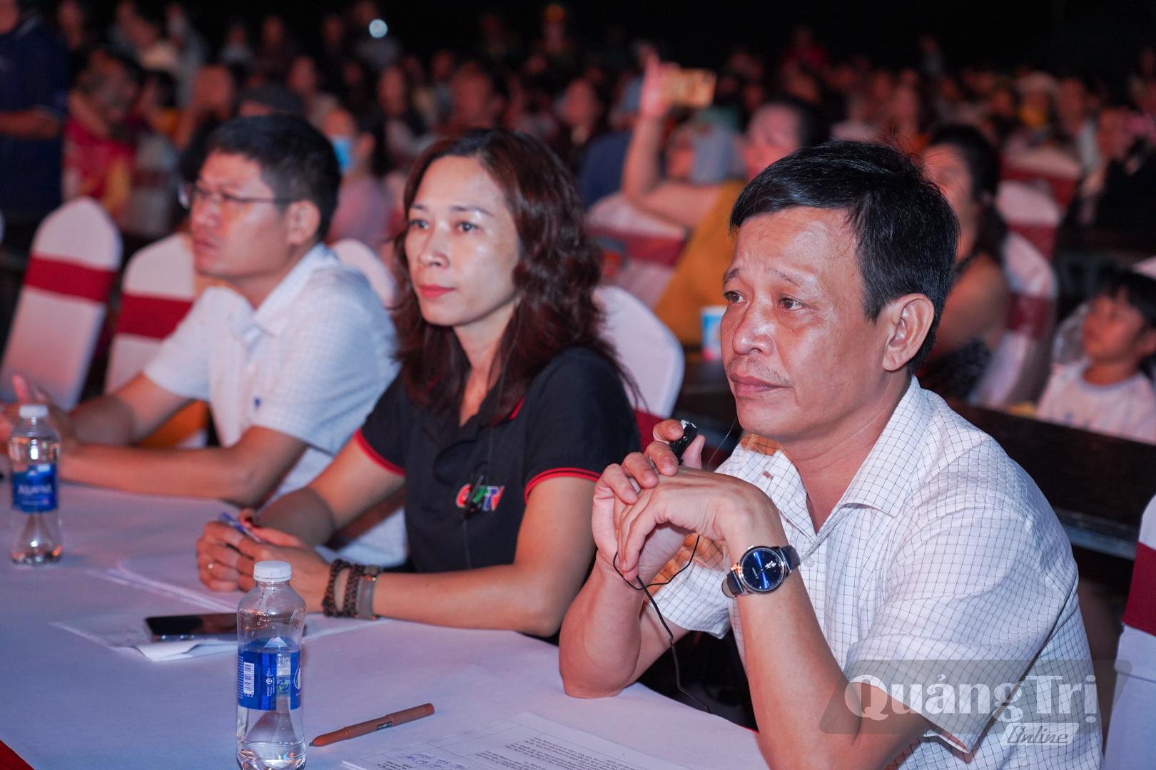 Lãnh đạo Báo và Phát thanh, Truyền hình Quảng Trị cùng tham dự công tác chạy thử, tổng duyệt - Ảnh: Lê Trường