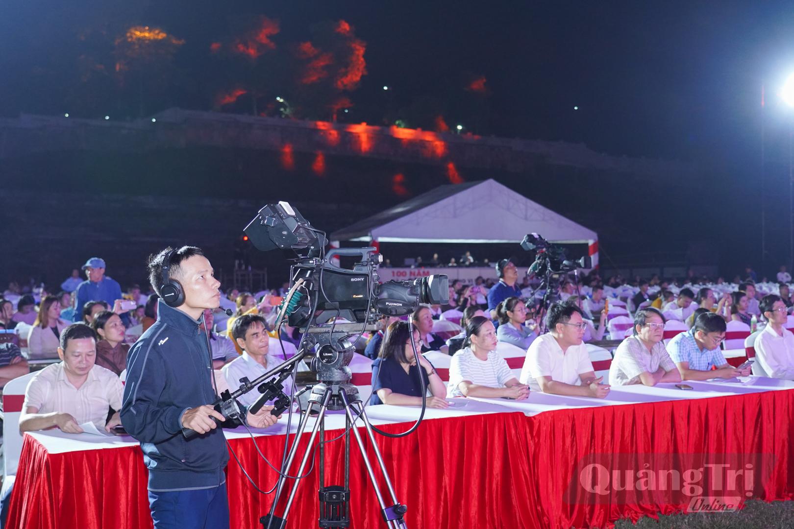 Lễ khai mạc Lễ hội “Theo dấu chân 100 năm cà phê Khe Sanh” và Chương trình chính luận nghệ thuật “Cà phê Khe Sanh - Hương vị hòa bình” được diễn ra vào 20 giờ 10 phút tối 24/10 tại Nhà văn hóa Vân Kiều, PaKô ở xã Khe Sanh - Ảnh: Lê Trường