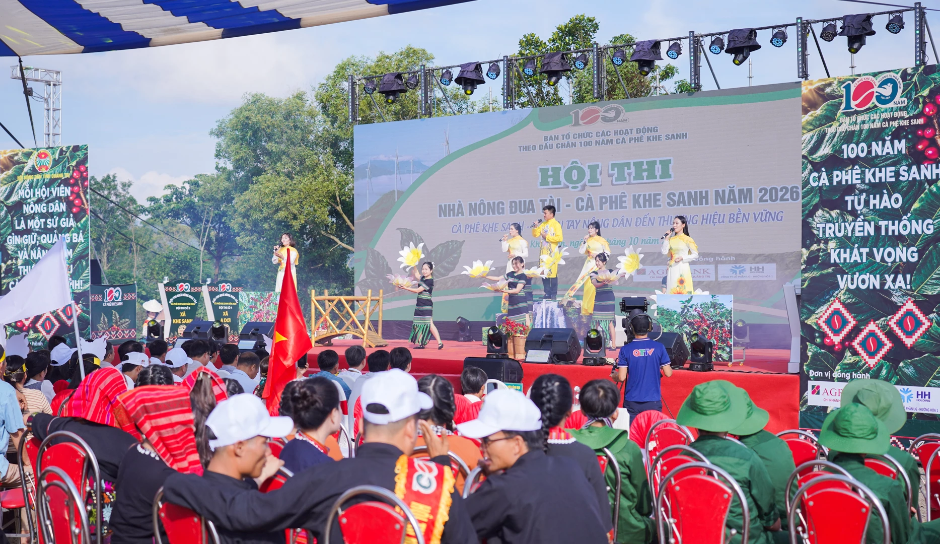 Các đội tham gia phần thi Nhà nông xin chào - Ảnh: Lê Trường